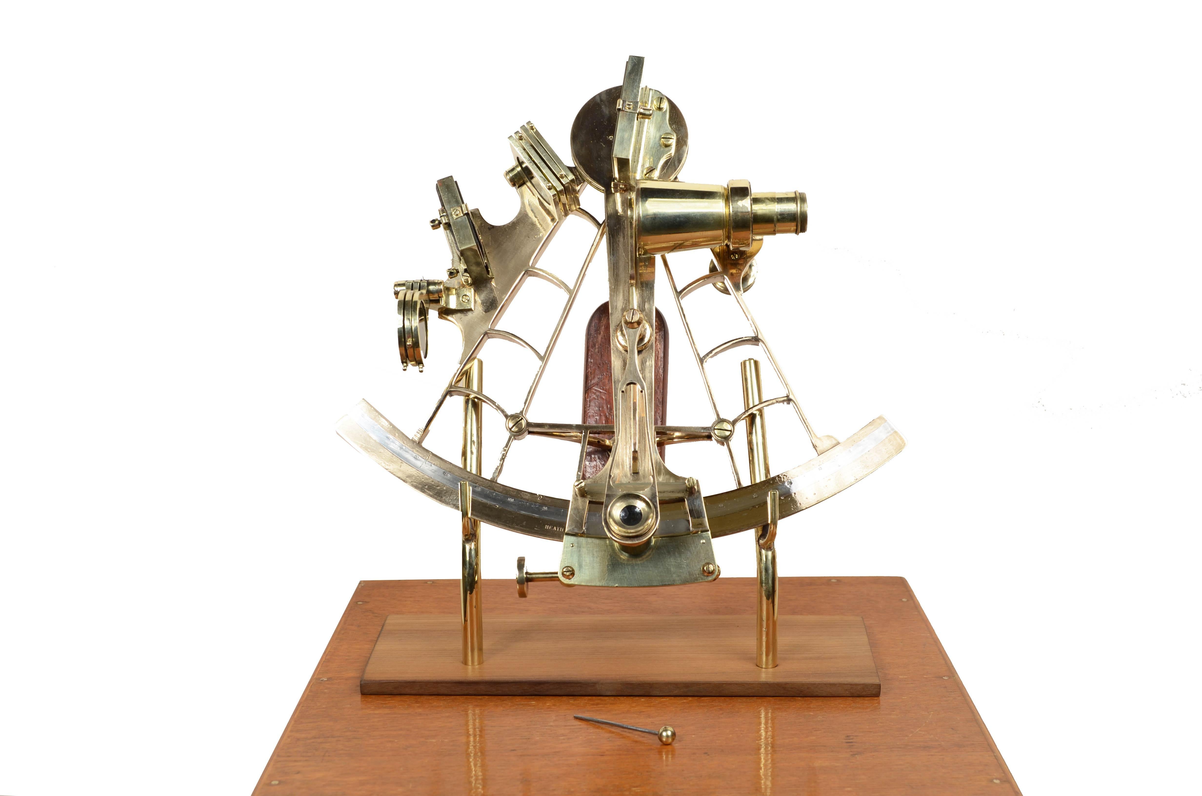 Sestante in ottone firmato HEATH & Co. New Heltham London S.E. 9. della seconda metà del XIX secolo.
Lo strumento è dotato di un'ottica e  alloggiato nella sua scatola in legno. 
Lembo e verniero in argento, impugnatura in legno, 3 vetri colorati