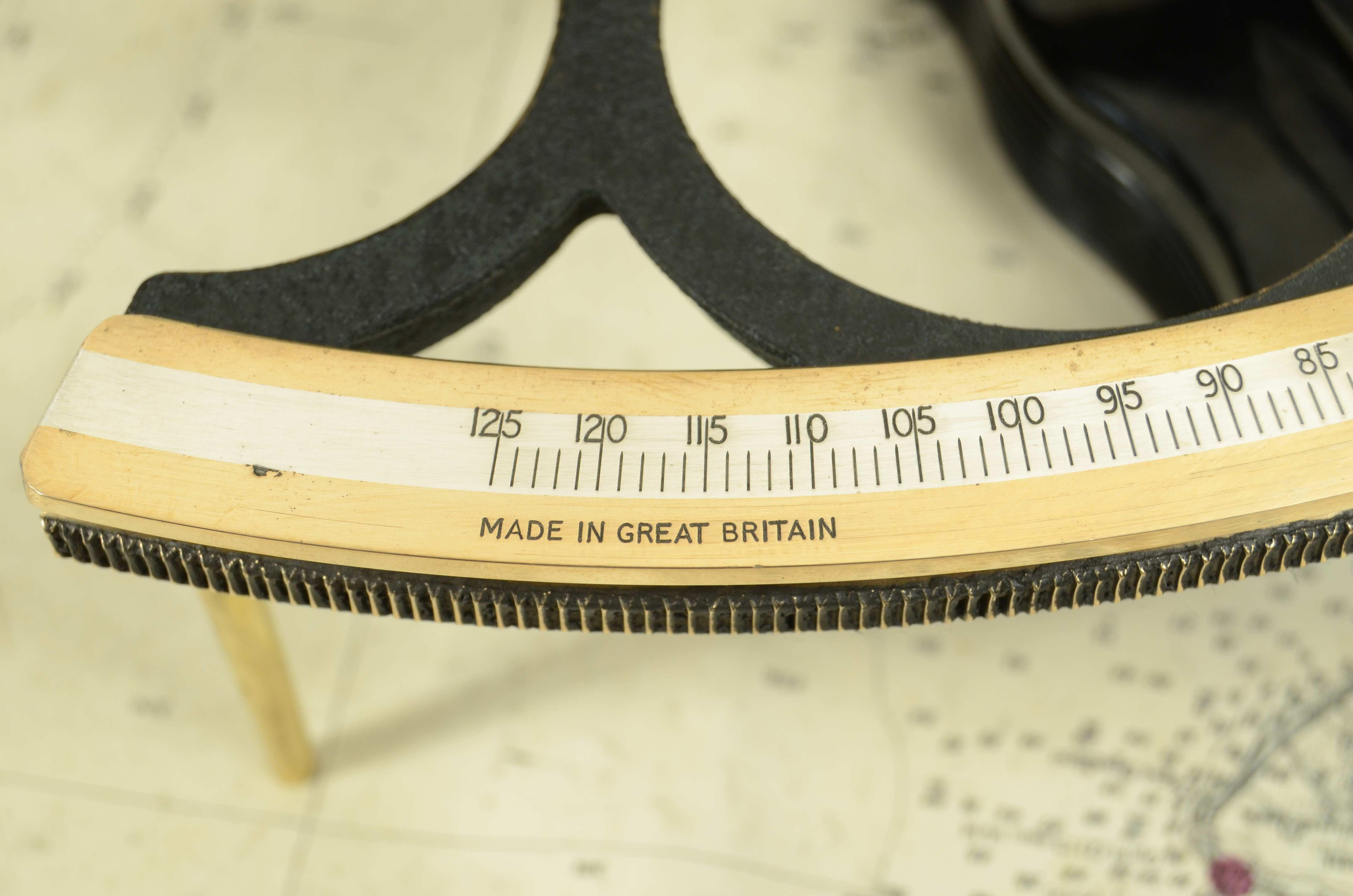 Brass sextant signed Husun Trade Mark  Serial No. 55040 from the 1930s 9