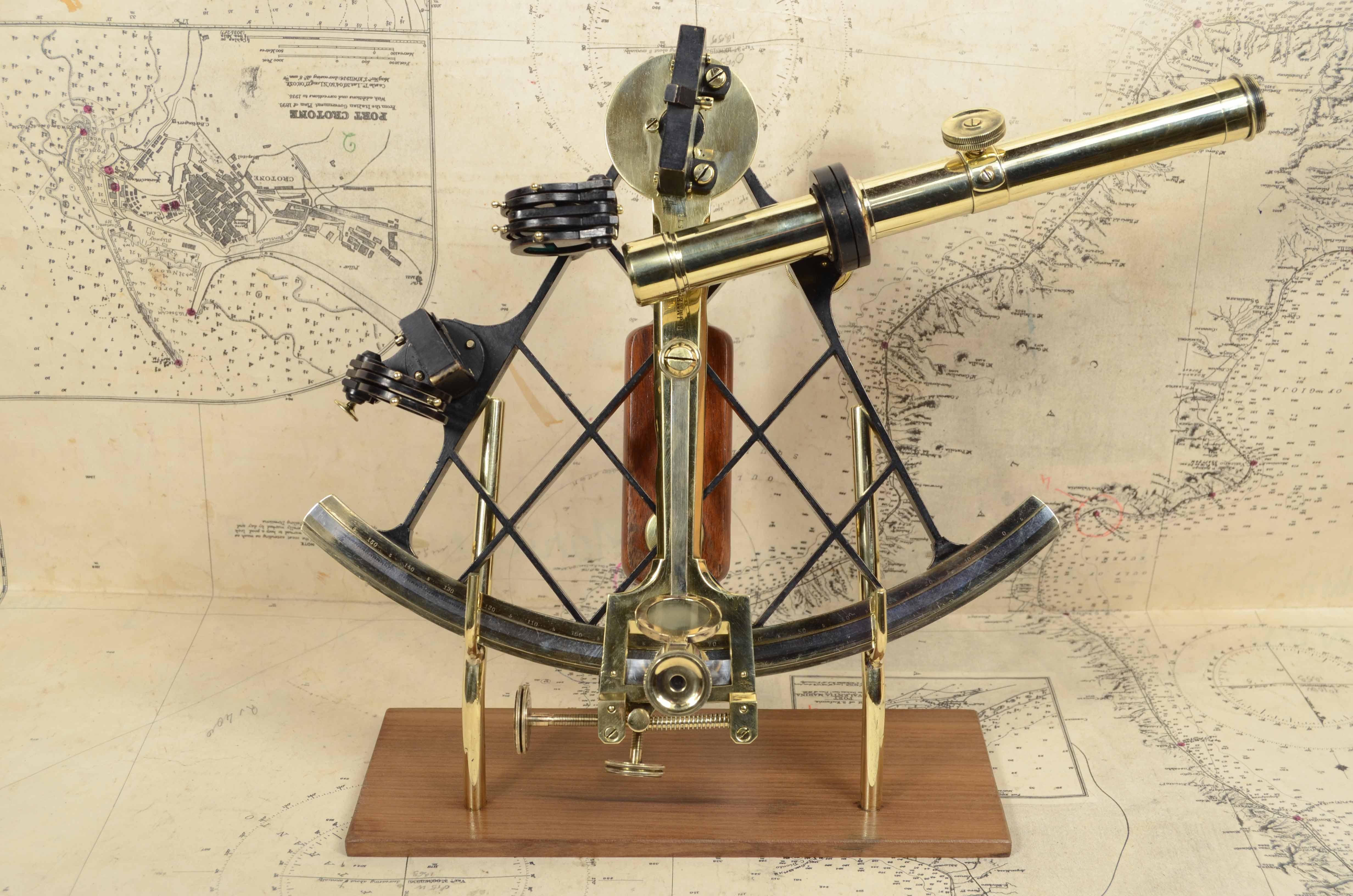 Sextant in  brass signed R. Jmme Berlin no. 2578  of the second  c. mid-19th century, complete with two optics and housed in its beautiful original mahogany wood box with brass handle, locking hooks and hinges. Silver flap and vernier  engraved,