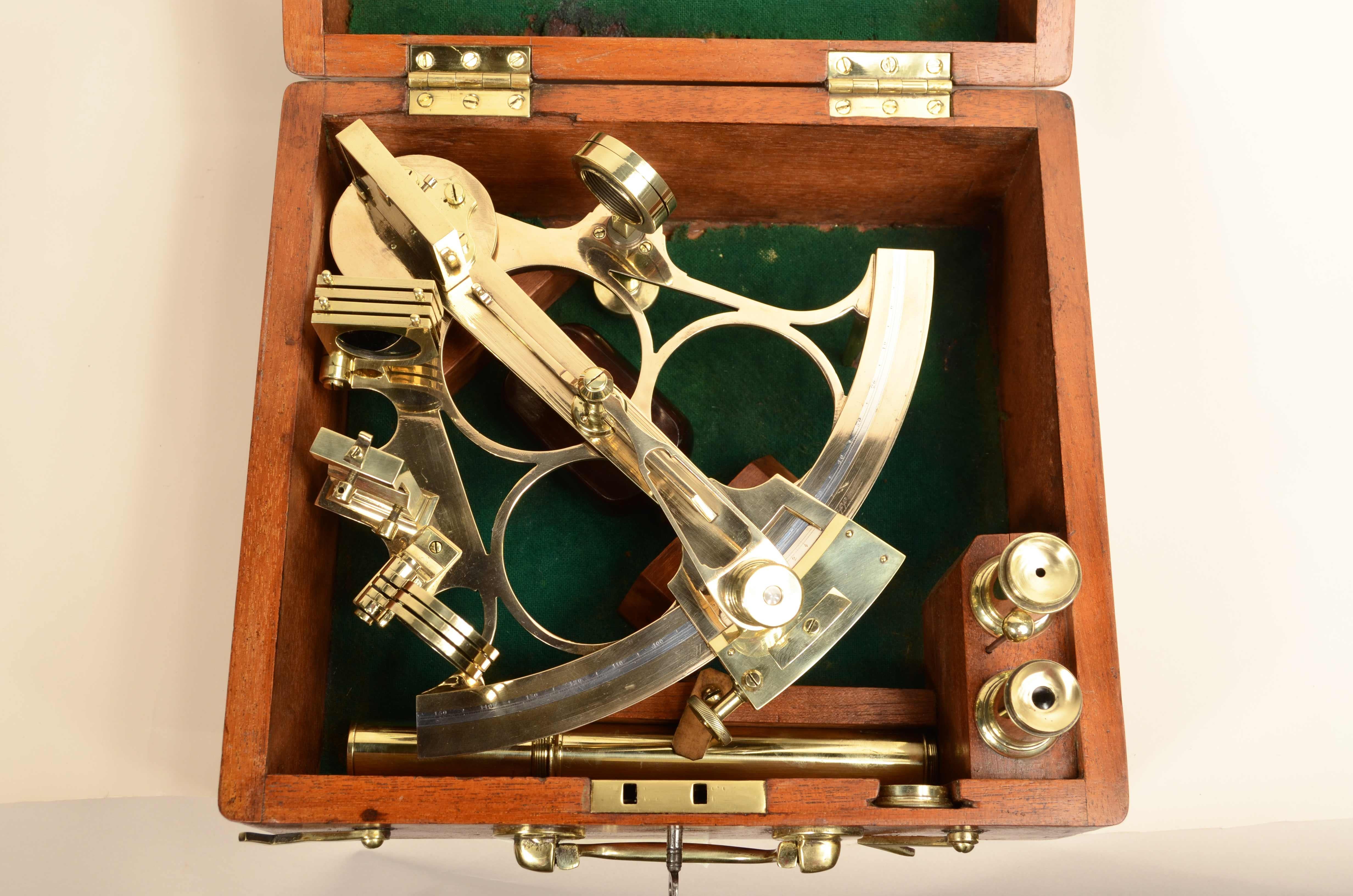 Brass sextant signed H.G. Blair & Co 53, James St. Cardiff, from the second half of the 19th century and  housed in its original box  mahogany wood with brass handle, hinges and locking hooks, complete with key lock . Silver flap and vernier, wooden