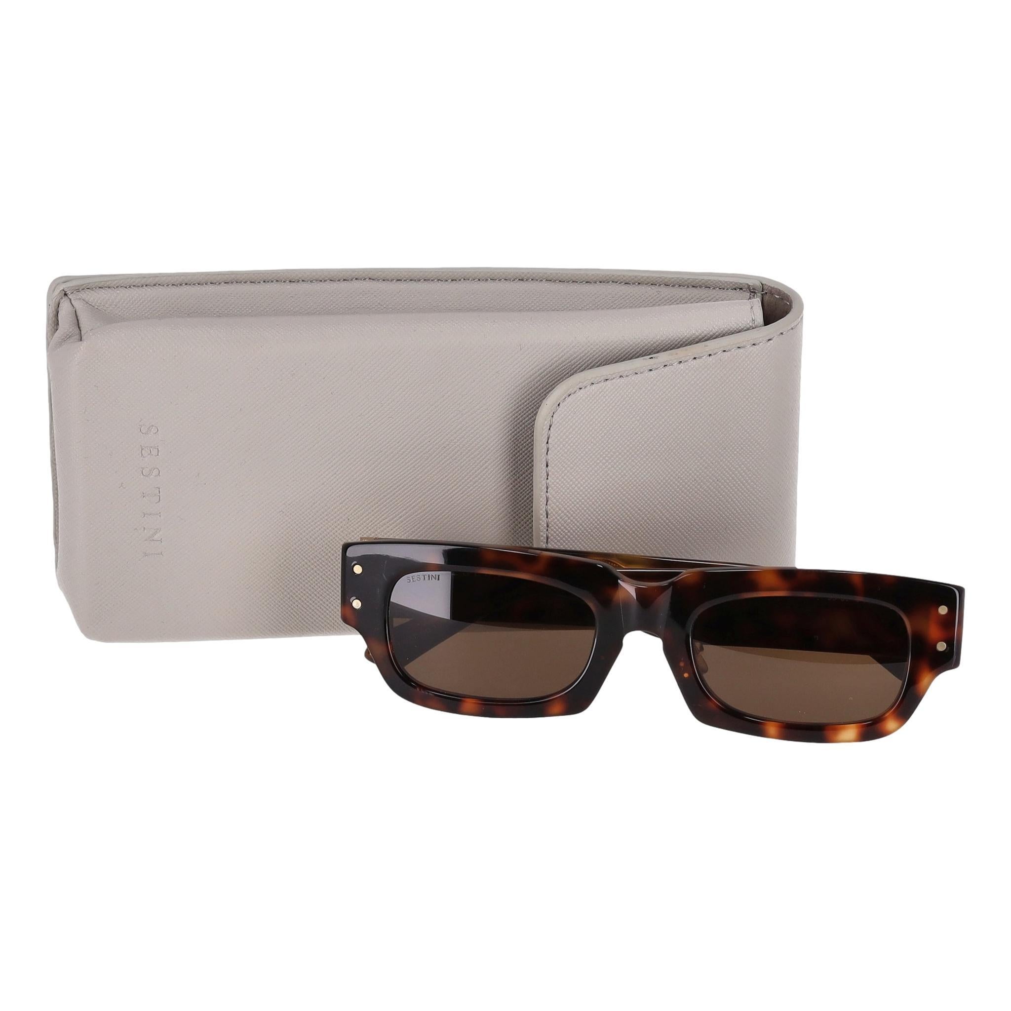 Sestini Tortoiseshell Square Sunglasses

Brown, square frames sunglasses designed with tortoiseshell pattern.

Featuring gold details, branded nose pads and 'Sestini' wording to the lens.

Having Category 3 UV protection. Rrp Approx. £440

Size –