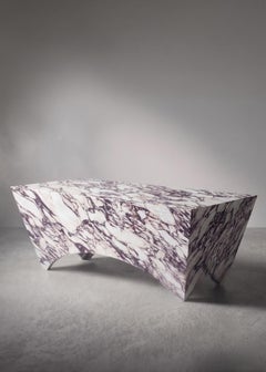 SESTO Moderna y escultural mesa de centro italiana de mármol calacatta de dAM Atelier