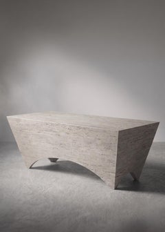SESTO Moderna y escultural mesa de centro italiana de travertino de dAM Atelier