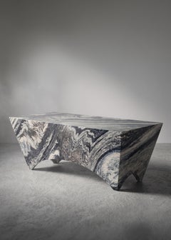 SESTO Mesa de centro italiana de mármol rayado, moderna y escultural, de dAM Atelier