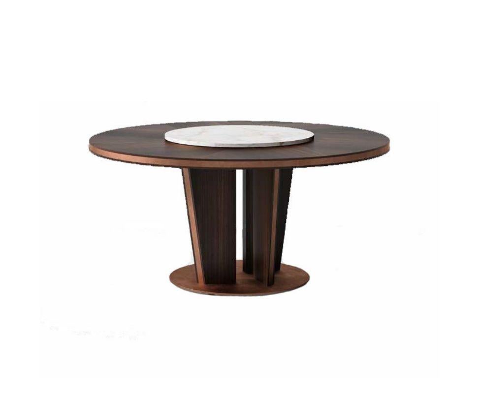 Esstisch mit furnierter Einlegeplatte. Lazy Susan aus Marmor.
Sockel aus Holz und Metall.
Materialien: Wald-Eukalyptus und Metall-Finish aus gebürstetem Kupfer und Kalkutta-Ei-Seidenmarmor

Auf Anfrage auch mit Lazy Susan aus graviertem Holz
