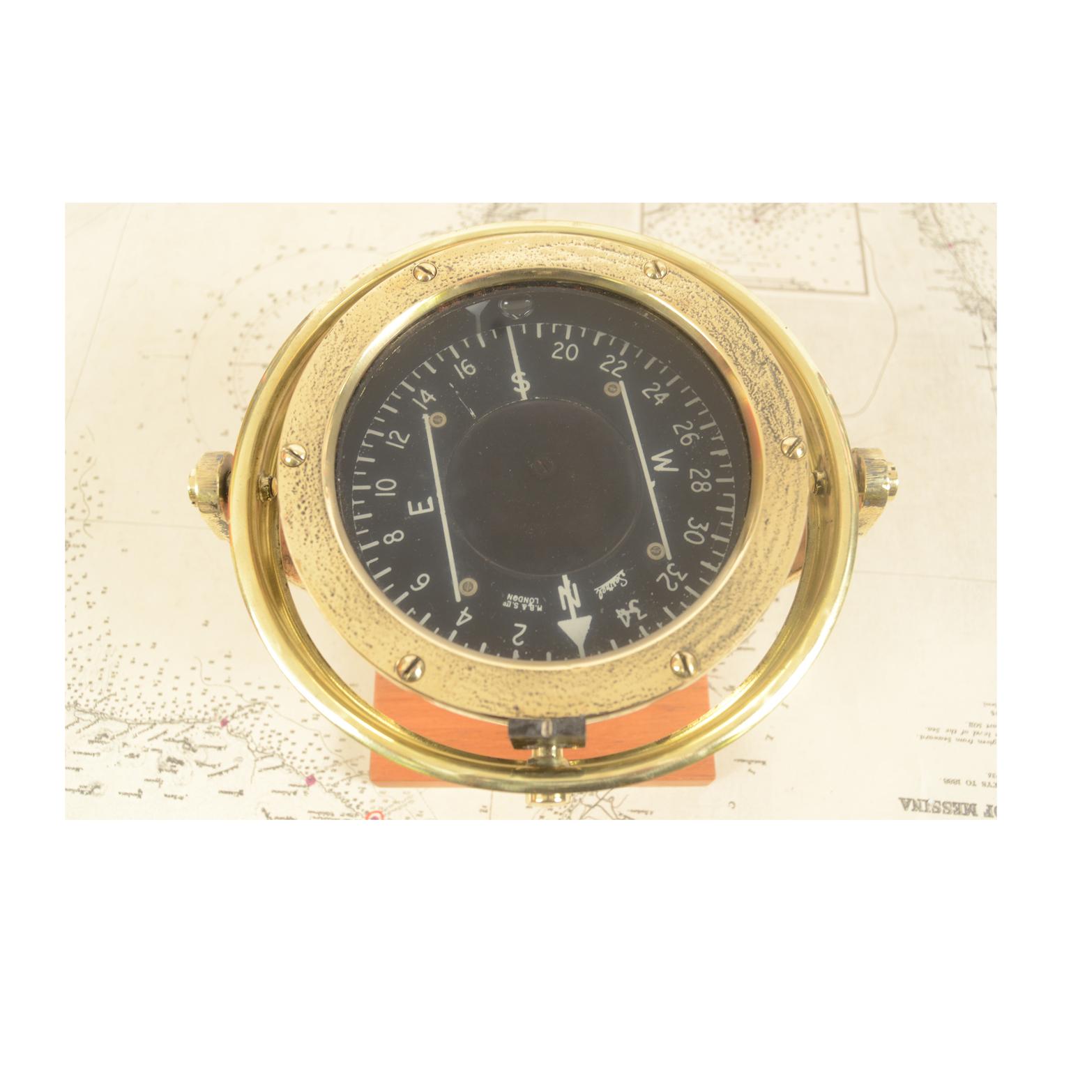 Sestrel aeronautical compass signed H B & S Ltd London (Henry Browne & son) of the thirties, brass and glass, mounted on a wooden board. Excellent condition, fully functional. Compass diameter 13 cm - 5.1 inches, board width 12 x 12 cm - 4.72 x 4.72