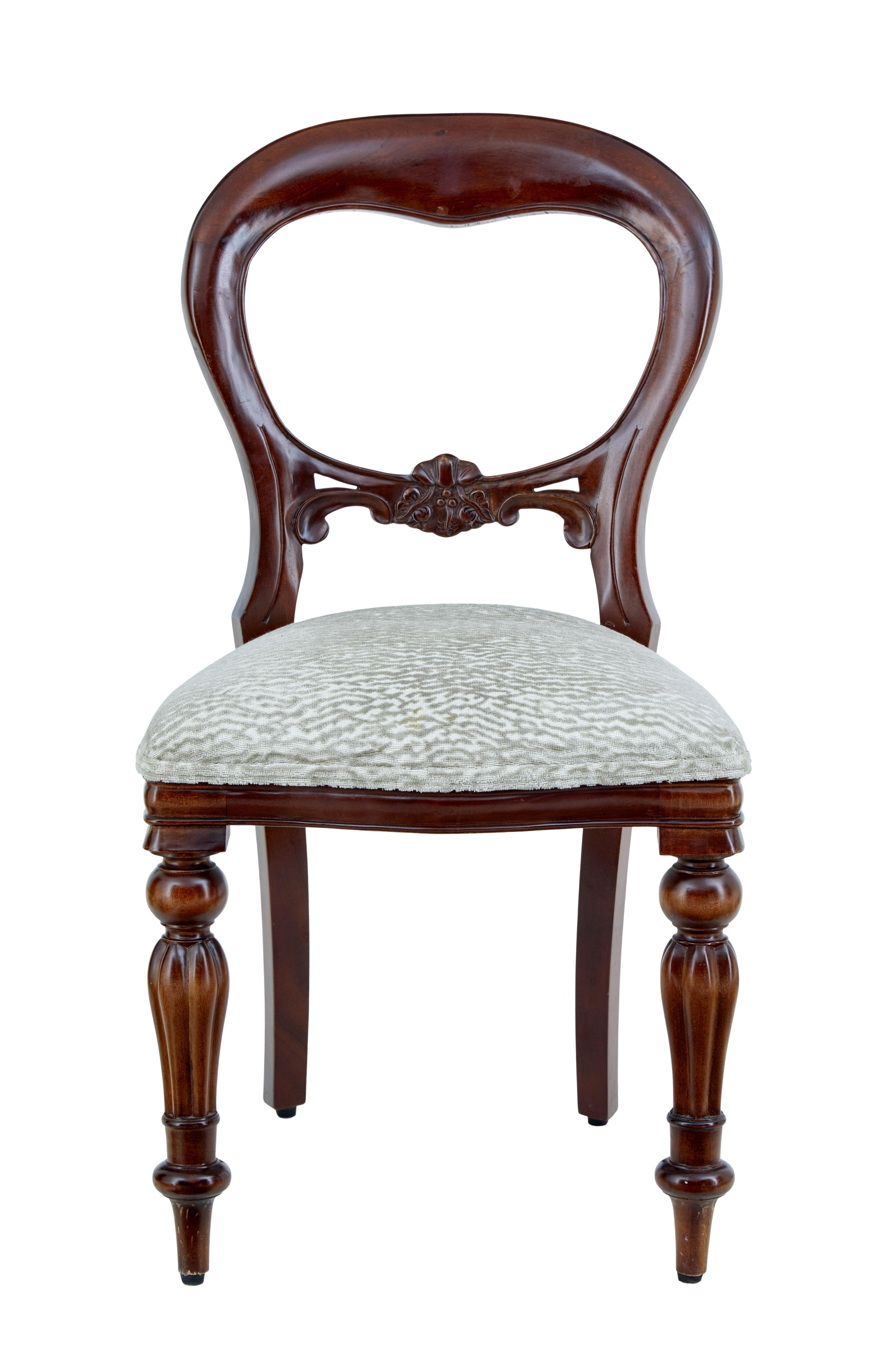Good quality set of mahogany dining chairs.

Comprising of 2 carvers and 10 single chairs.

Reproduction mahogany chairs from a Victorian balloon back design.

Balloon back with carved backrest detail. Standing on front fluted legs and tapered legs
