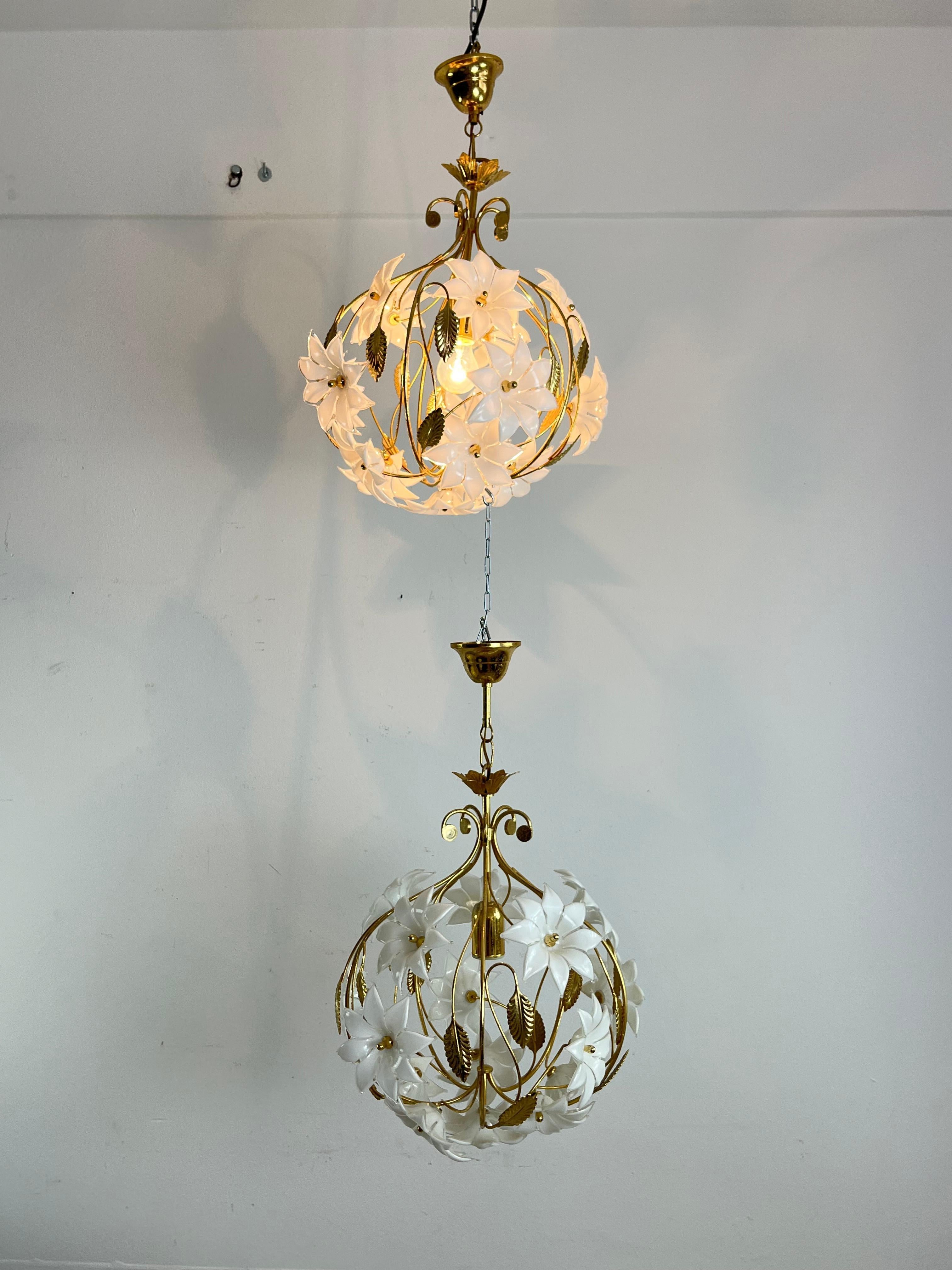 Set di 2 lampadari in vetro di Murano  1970s.
Struttura in metallo dorato. Bellissimi fiori in vetro di Murano.
Condit e in buone condizioni. 
Lampade E27.