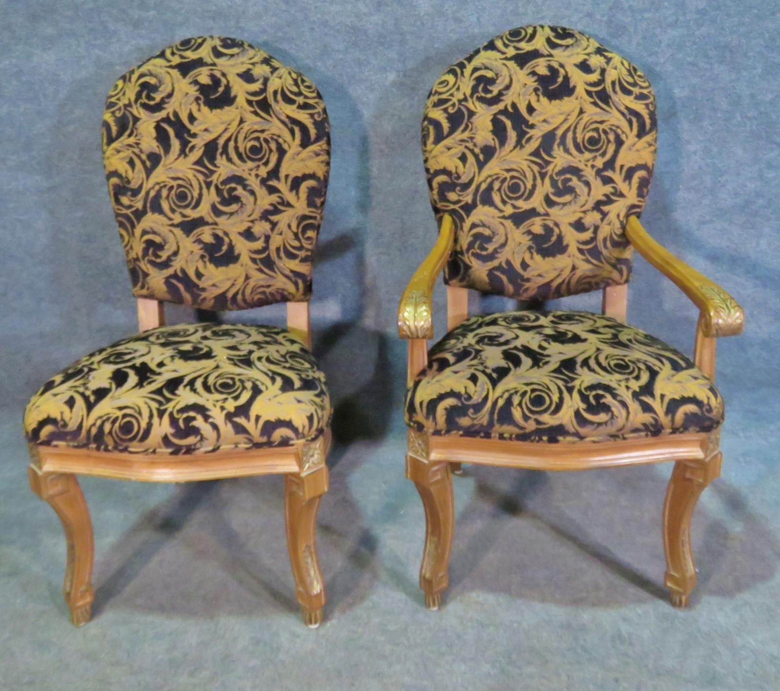Américain Ensemble de 10 chaises de salle à manger Louis XV sculptées Circa 1990 en vente