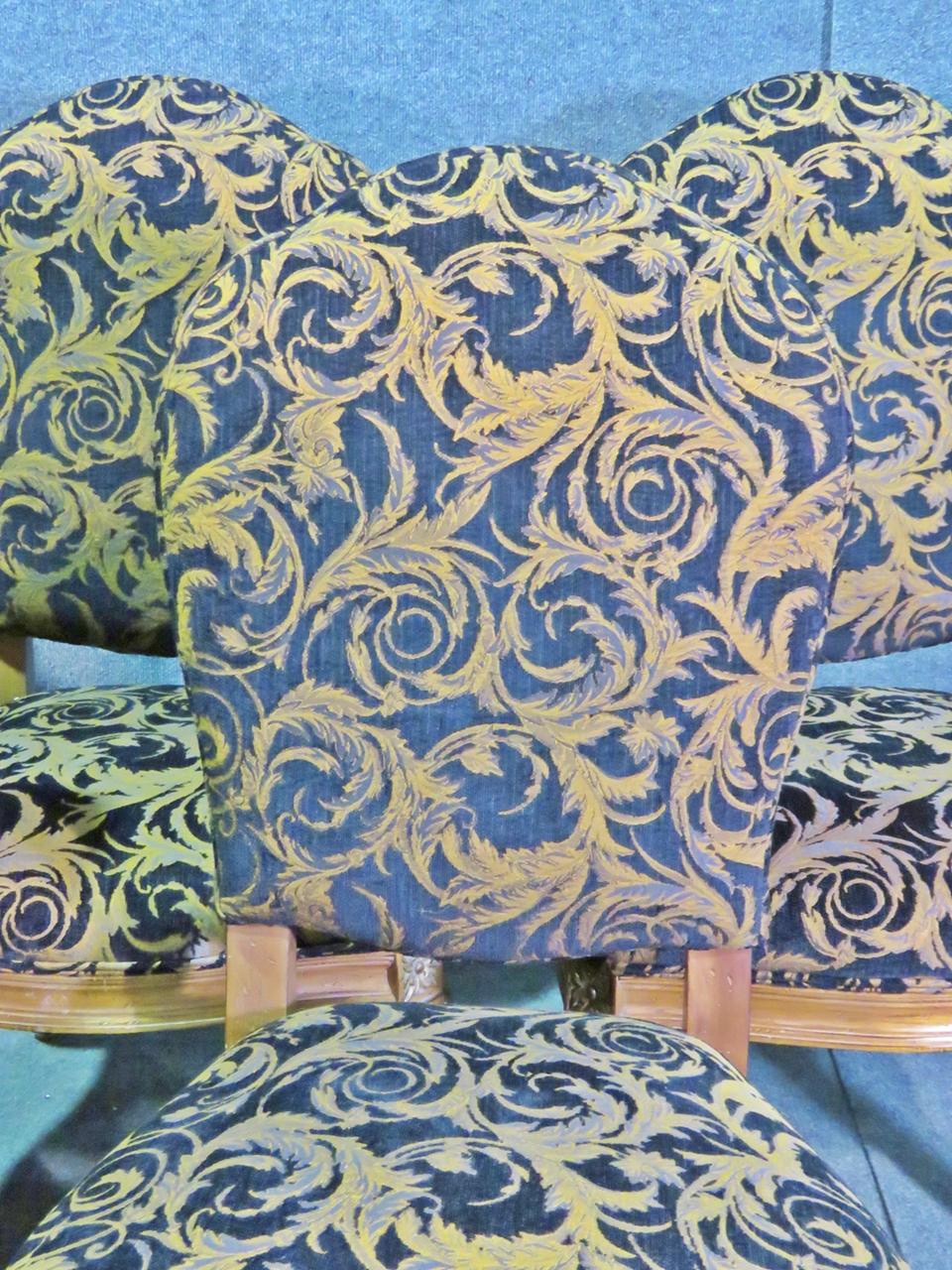 Noyer Ensemble de 10 chaises de salle à manger Louis XV sculptées Circa 1990 en vente