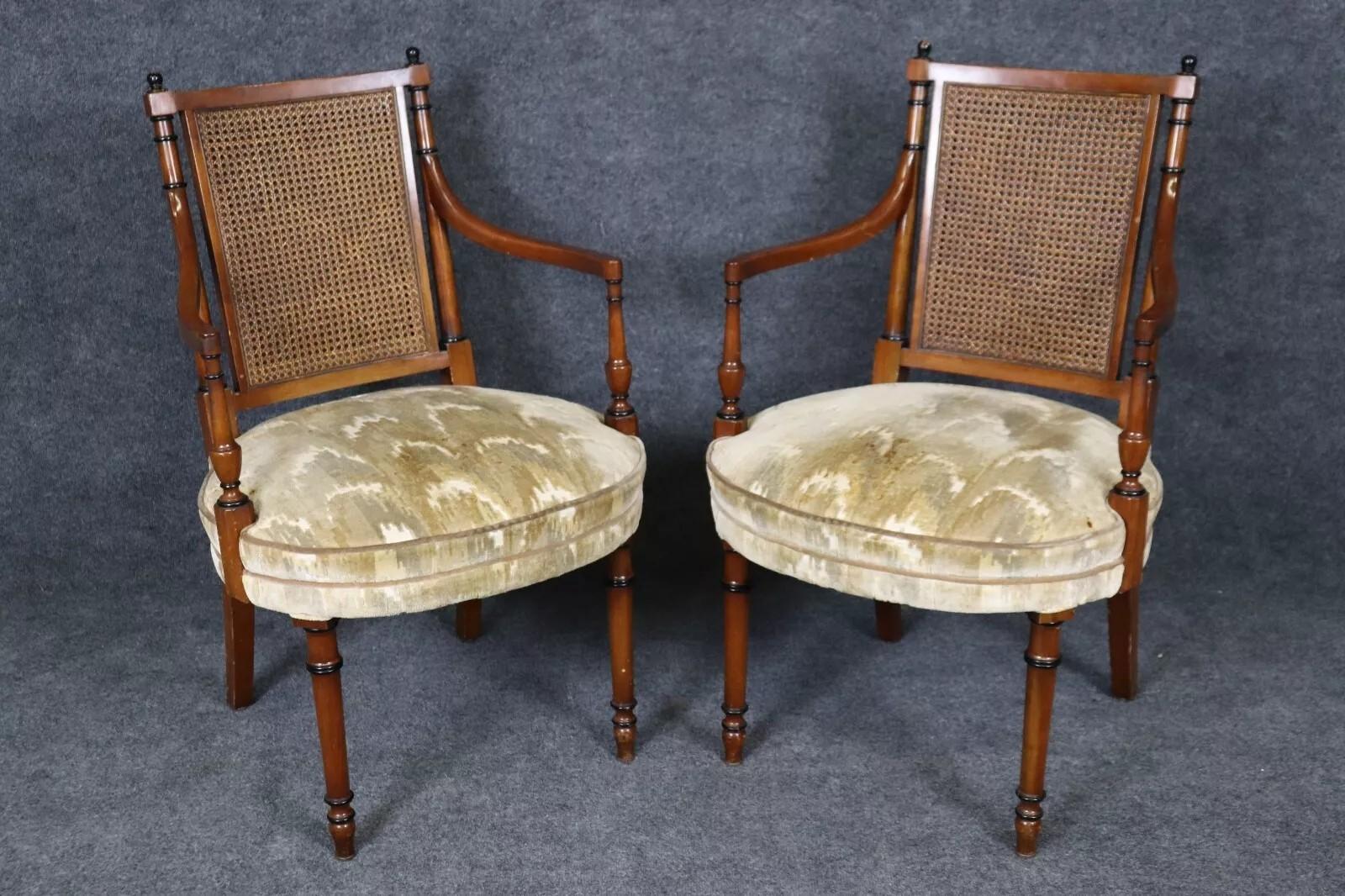 Si tratta di un superbo set di 10 sedie da pranzo in stile Regenza francese con schienale in canna e finto bambù, realizzate in noce con finiture ebanizzate. Le sedie sono in buone condizioni e presentano la loro tappezzeria originale che, pur