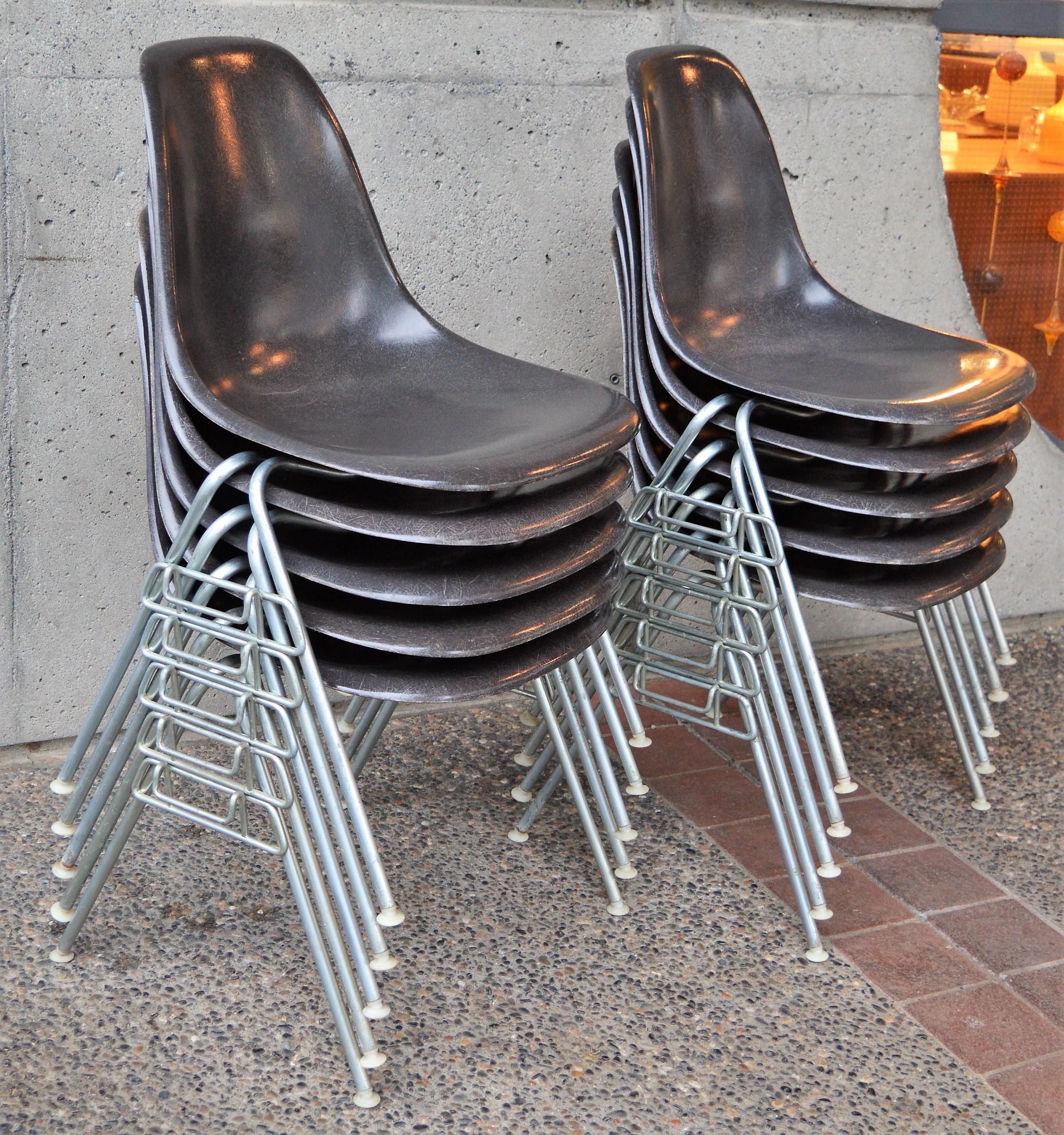 Was für eine großartige Gelegenheit, ein ganzes Esszimmer- oder Büroset von Ray & Charles Eames für Herman Miller mit stapelbaren Stühlen aus Fiberglas in der Farbe Elefantenhaut grau zu erwerben! In wunderschönem Vintage-Zustand mit geringen