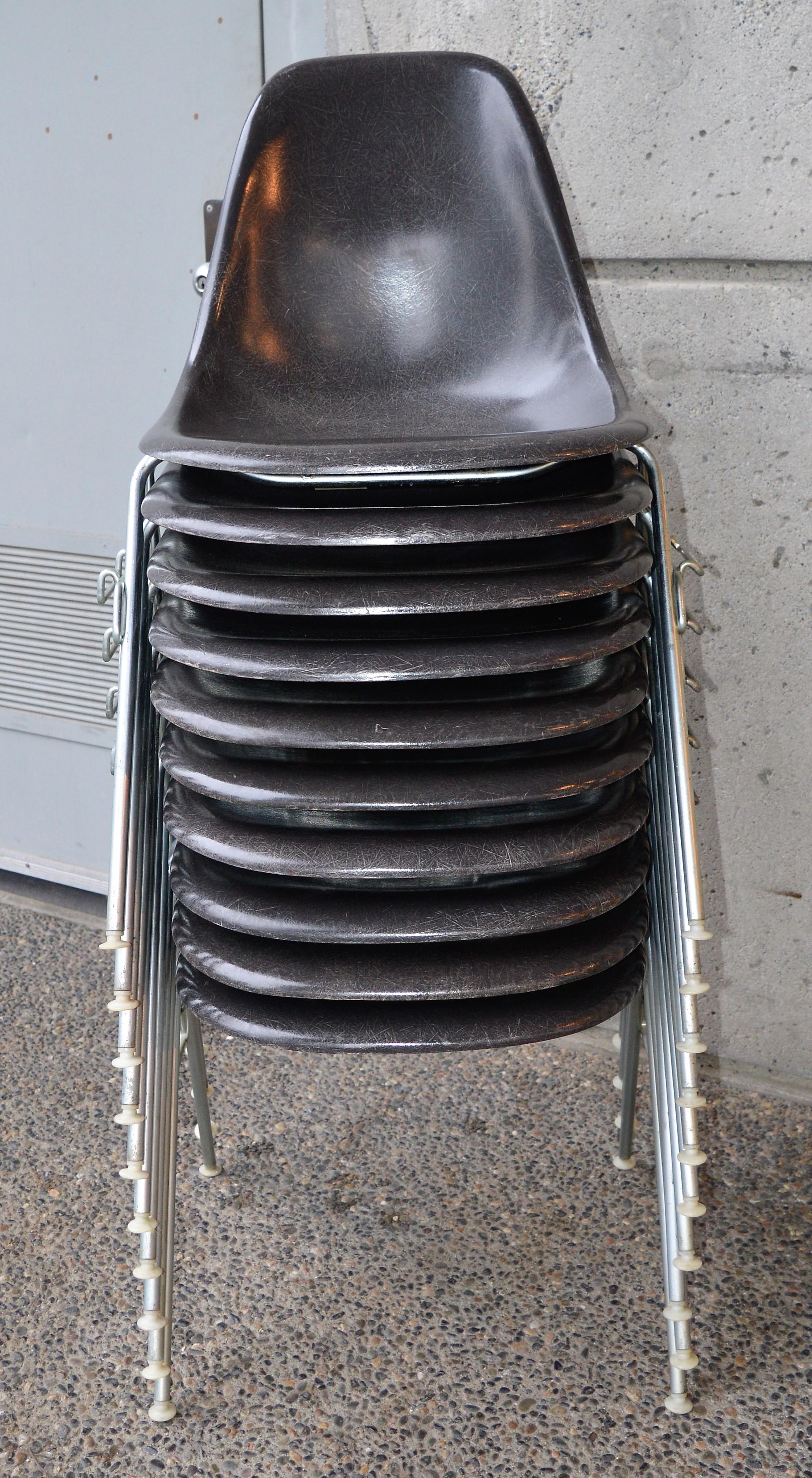 Set 10 Ray & Charles Eames für Herman Miller DSS Stapelstühle aus grauem Glasfaser (Ende des 20. Jahrhunderts)