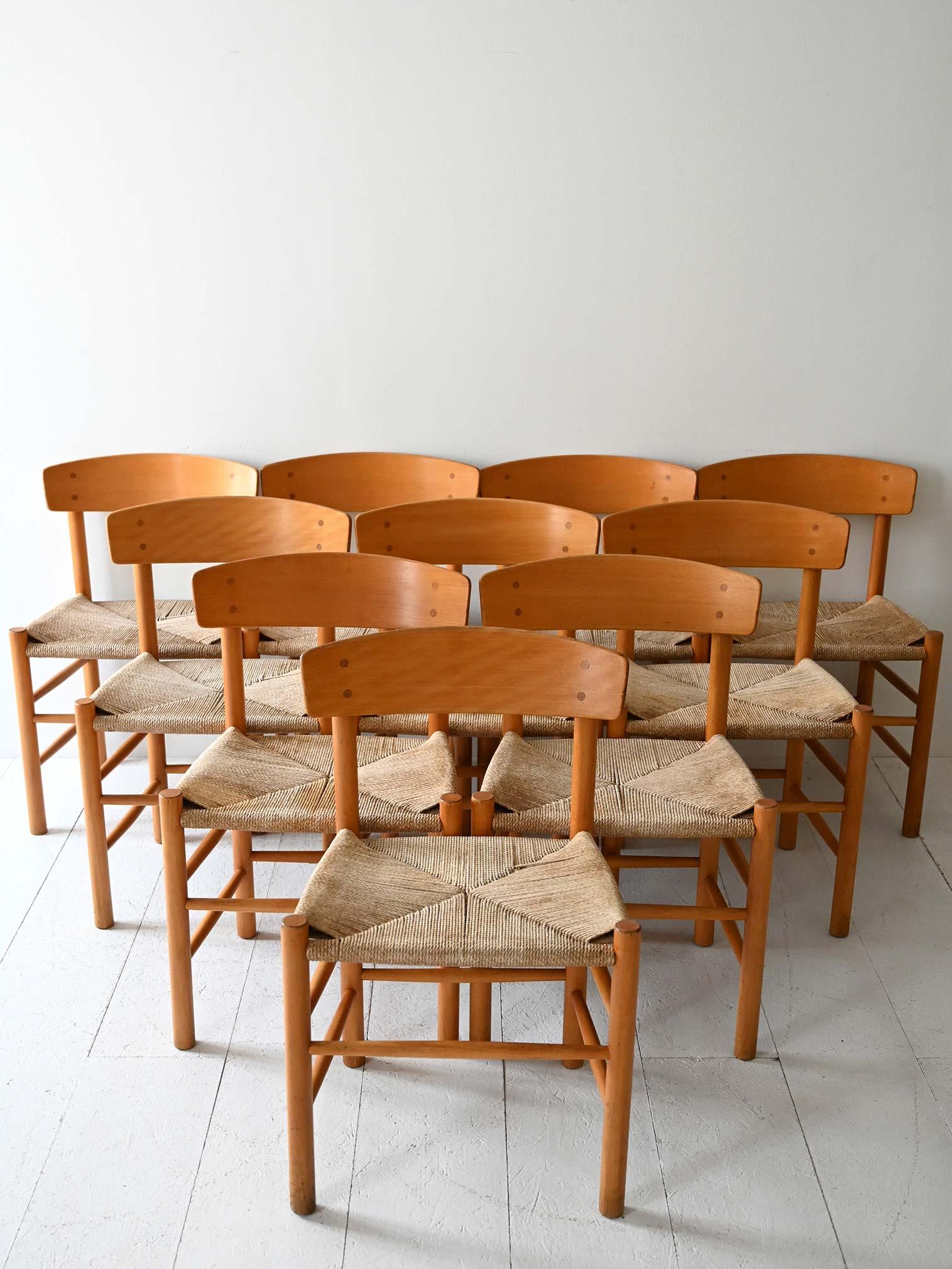 Set di 10 sedie modello J39 disegnate da Børge Mogensen, con struttura in legno massello e seduta in paglia intrecciata.

Set di dieci sedie “People’s Chair” modello J39 disegnate da Børge Mogensen nel 1947 per FDB Møbler. Struttura in legno