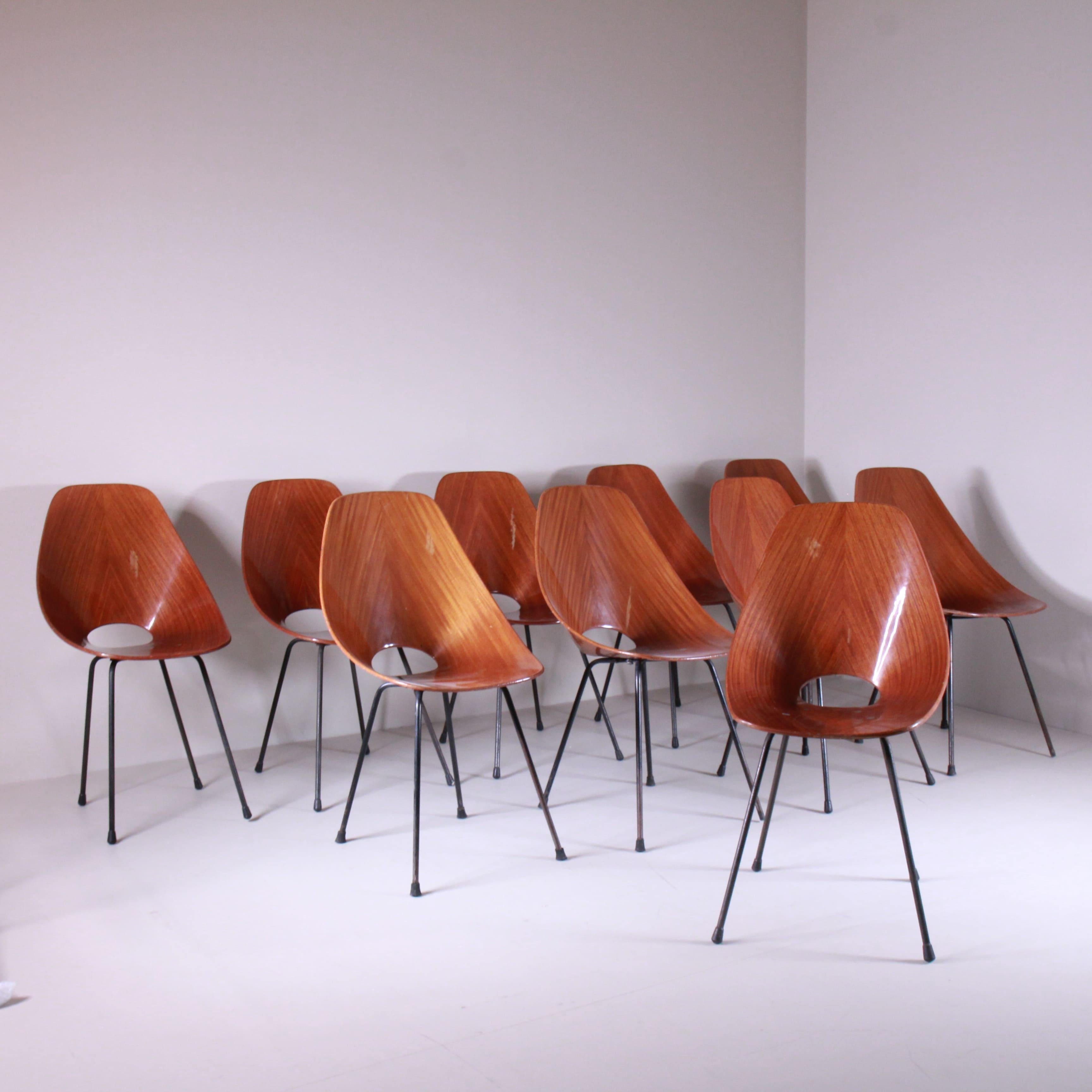 Le sedie Medea, progettate da Vittorio Nobili per Fratelli Tagliabue negli anni '60, sono un'icona del design italiano del XX secolo. Sie zeichnen sich durch eine schlanke und elegante Silhouette aus und sind innovativ durch die Verwendung von