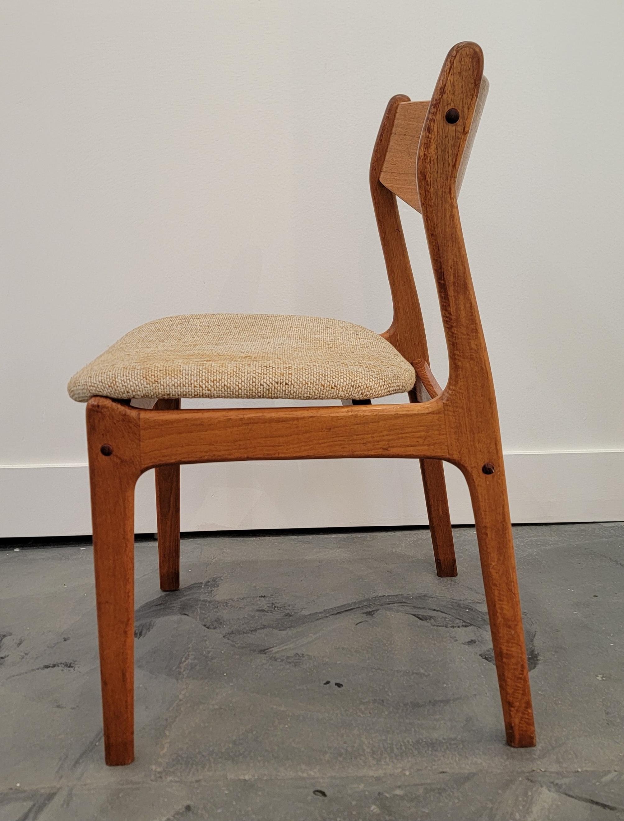 Un ensemble de dix chaises de salle à manger modernes danoises en teck par P. E. Jorgensen pour Farso Stolefabrik, Danemark. Siège flottant. Le tissu d'origine est usé et doit être remplacé. Les cadres sont structurellement très solides. Marqué sous