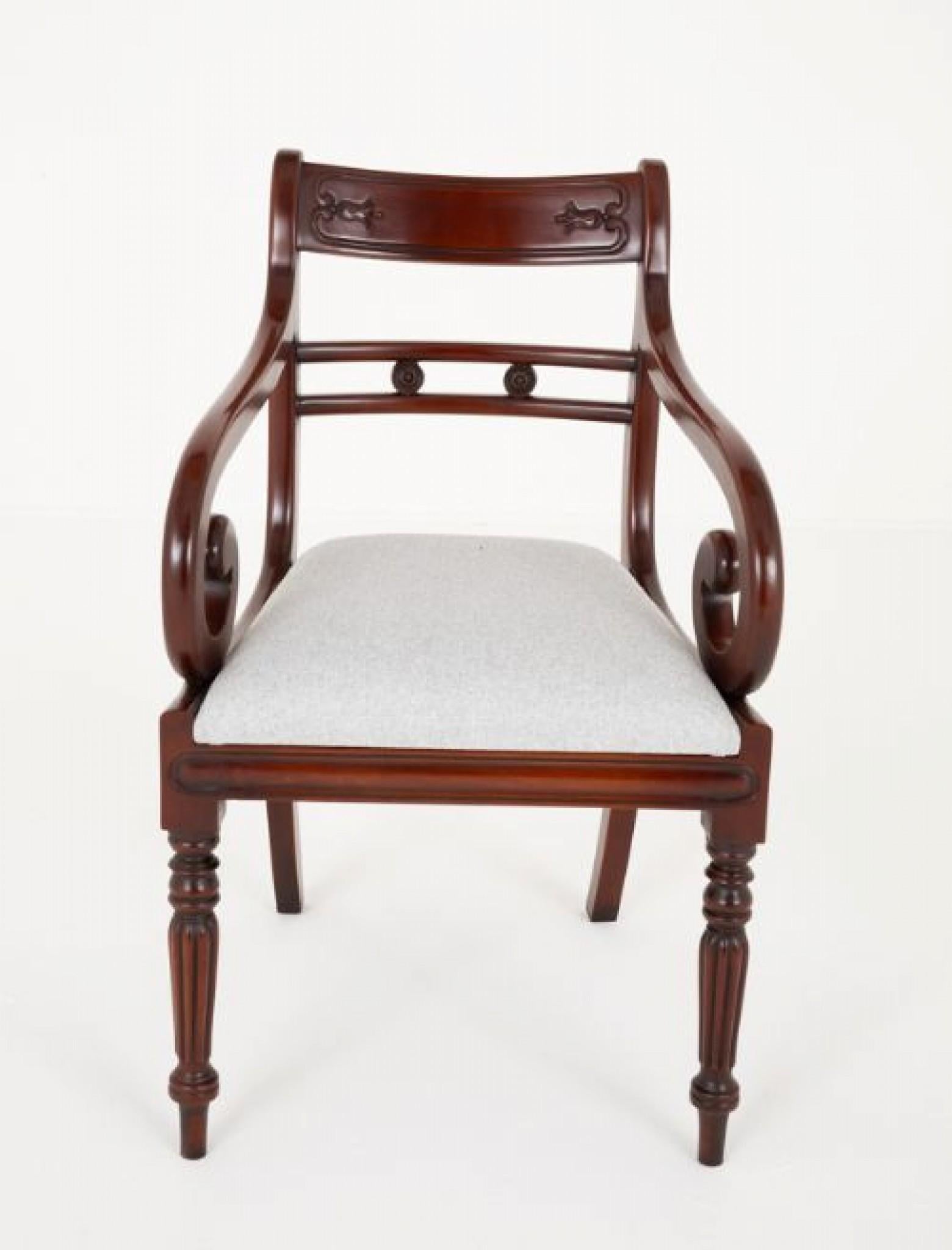 Set di 10 ( 8 + 2 ) sedie da pranzo in mogano in stile William IV.
Circa 1920
Queste sedie sono caratterizzate da gambe anteriori tornite e scanalate e da gambe posteriori a scomparsa, mentre gli intagliatori hanno braccioli a voluta.
Gli schienali