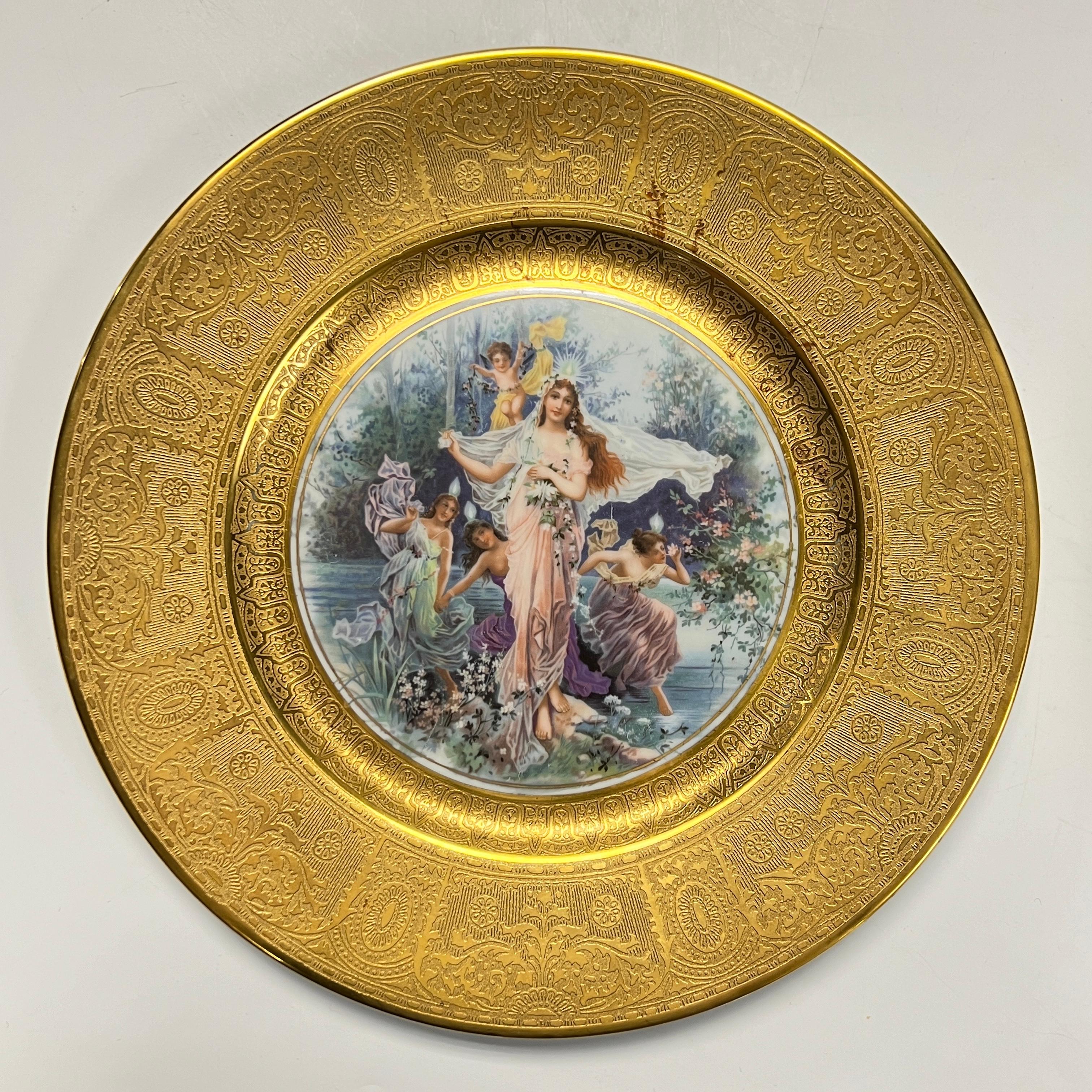 Set di dodici (12) piatti antichi in porcellana con eccezionali bordi dorati e deliziose scene di ninfe e muse romane che si divertono con i putti secondo Angelica Kaufmann, alias Maria Anna Angelica Kauffmann.  Ciascuna contrassegnata con IMPERIAL