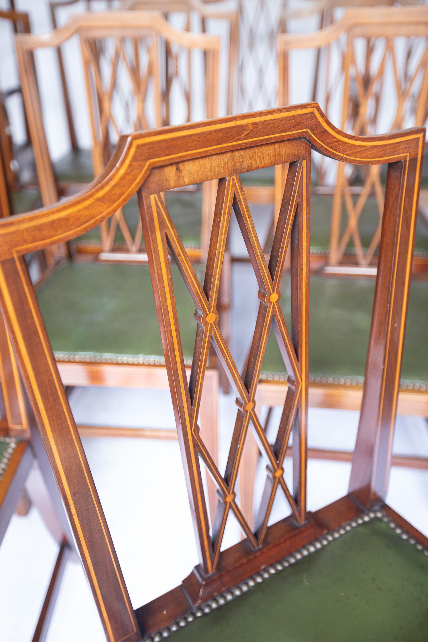 Set 12 sedie da pranzo edoardiane in mogano intarsiato In condizioni buone a Dereham, GB