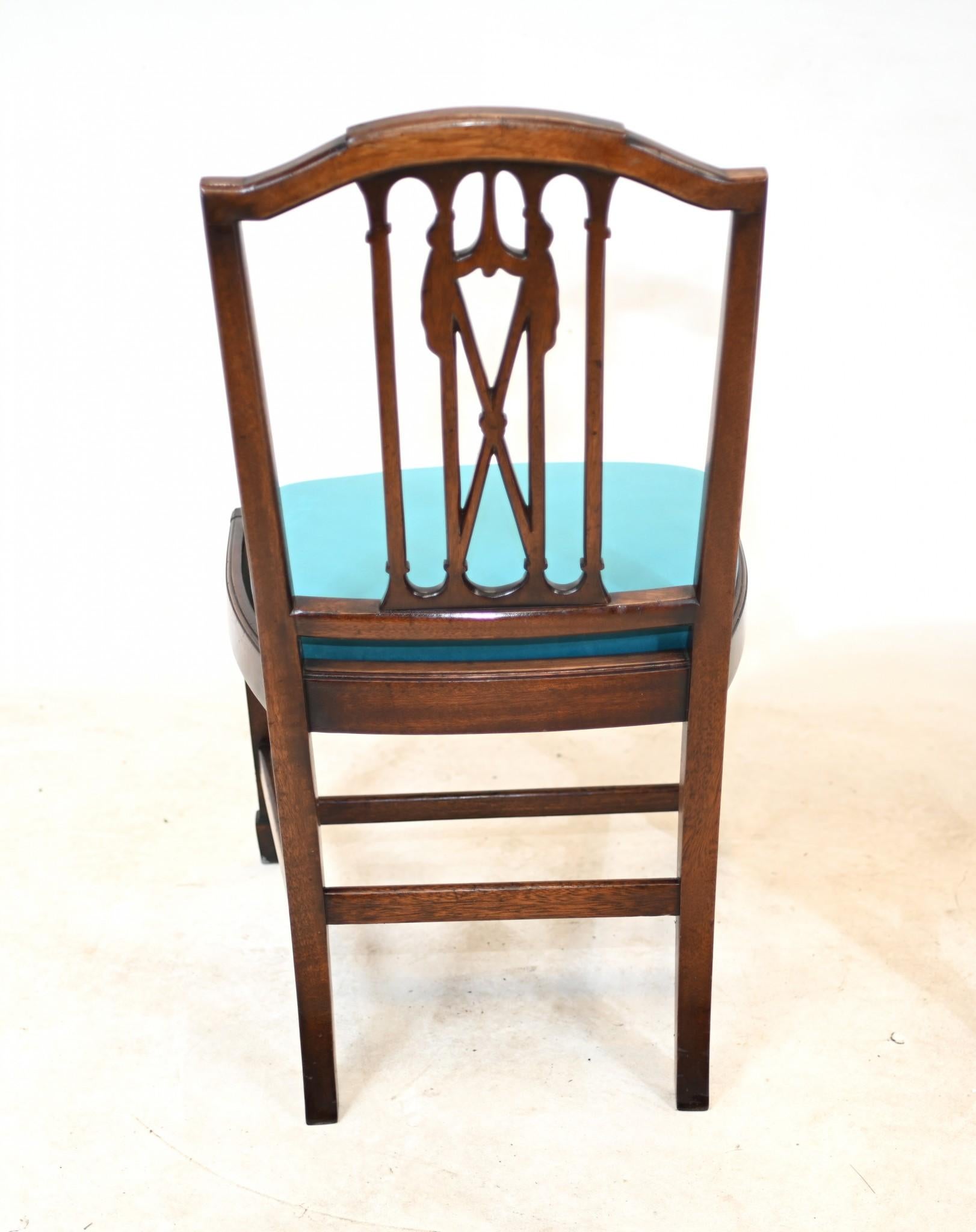 Set di 12 sedie da pranzo di alta gamma in mogano alla maniera di Hepplewhite
Il set è composto da 12 sedie laterali
I backsplat sono caratterizzati dai classici design Hepplewhite
Sedia solida e robusta, molto confortevole e priva di