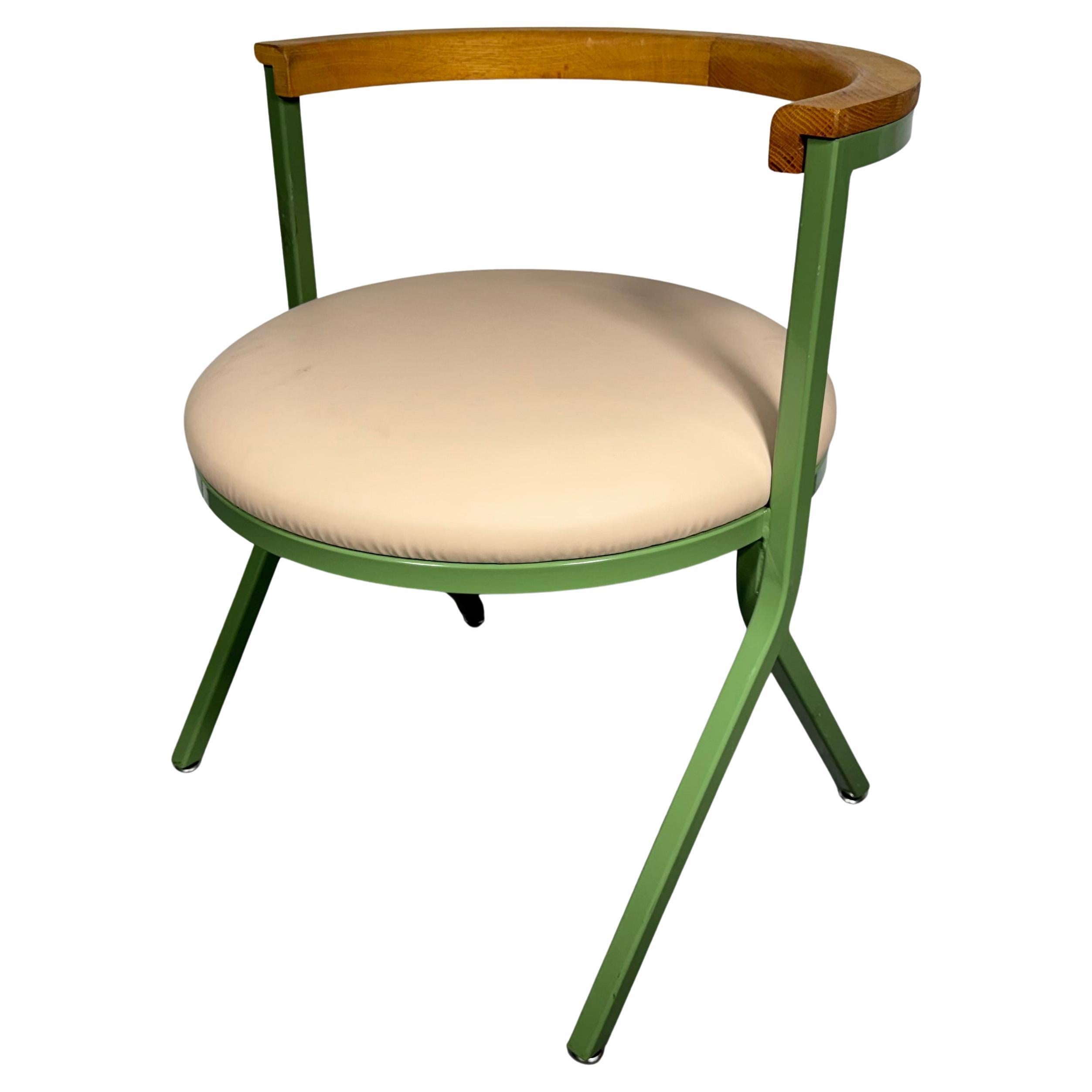 Conjunto de 12 sillas de metal industriales y modernistas para cafetería o lounge, según Jean Prouve