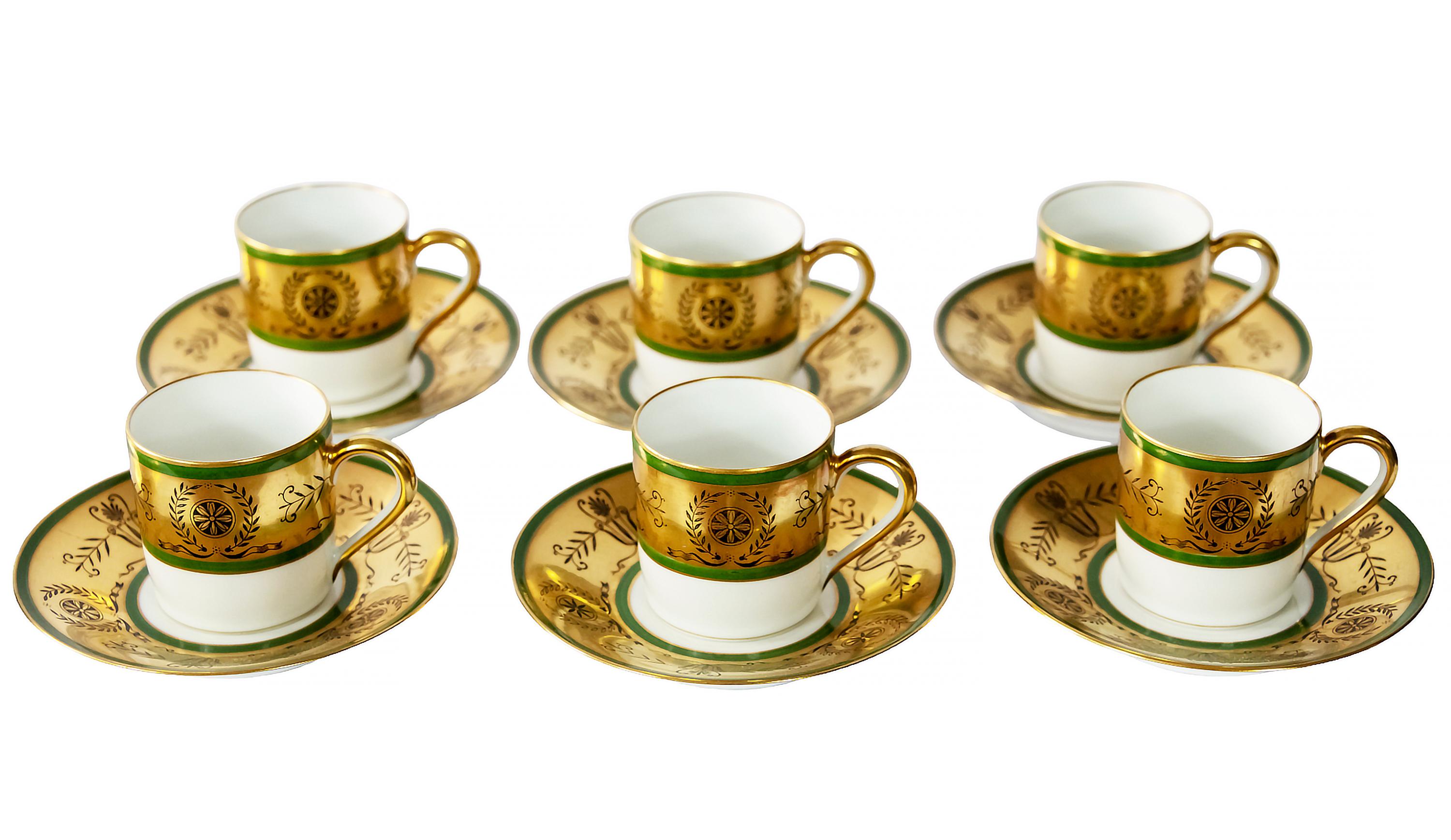 Das 12-teilige Set Espressotassen aus französischem Limoges-Porzellan ist aus glasiertem Porzellan mit grünem, schwarzem und goldenem Dekor.
Gekennzeichnet Limoges Frankreich.
Maße: Tasse H 5,4 x 5,3 cm, Untertasse H 2 x 12,2 cm.
  