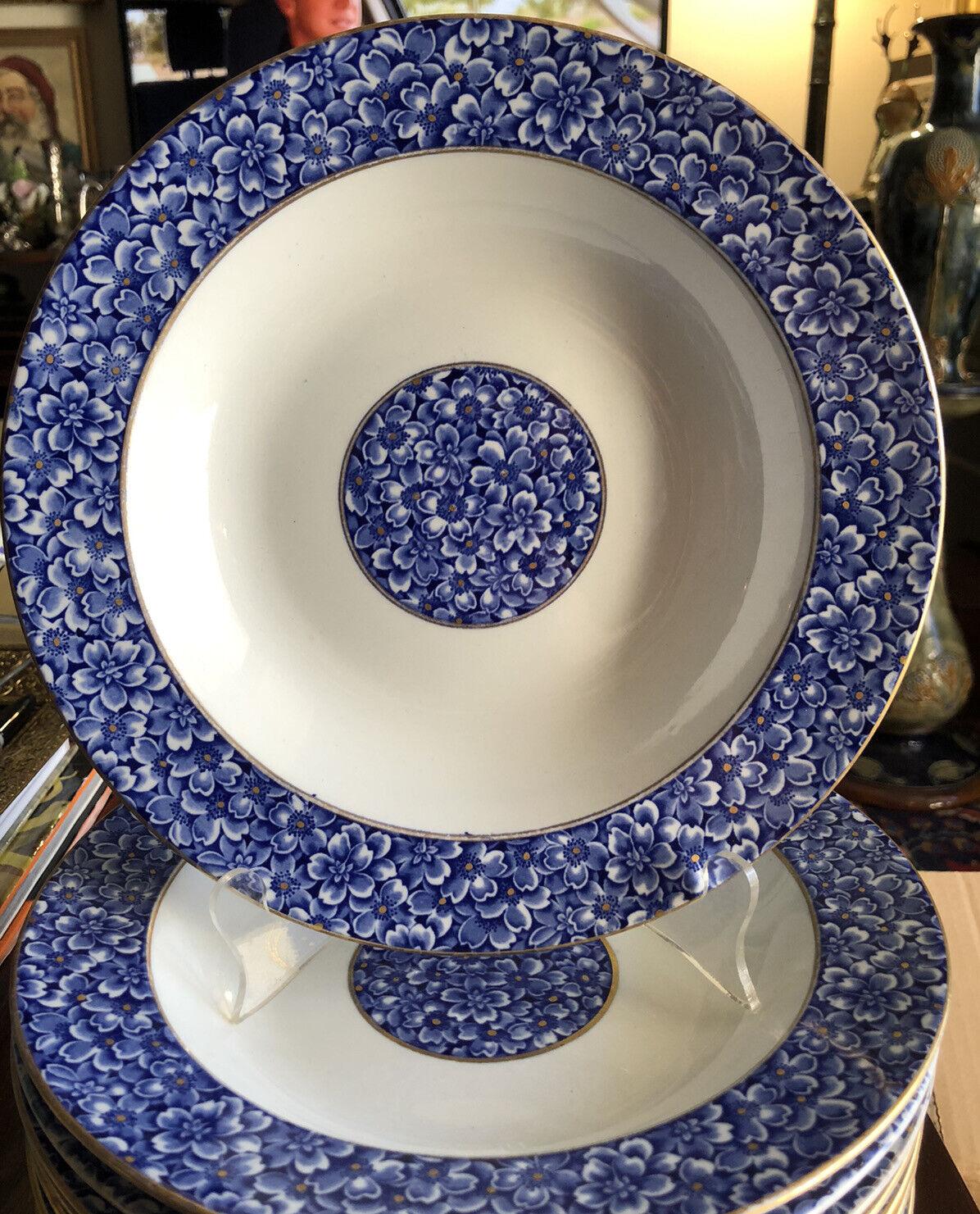 Royal Worcester (Englisch, 1751-2008) für Tiffany & Company (Amerikanisch, gegründet 1837). Circa 1877. Ein Satz von 10 Suppen- oder Salatschüsseln mit einem schönen blauen Blumenmuster in der Mitte der Schüssel und am Rand. Die Unterseite ist mit
