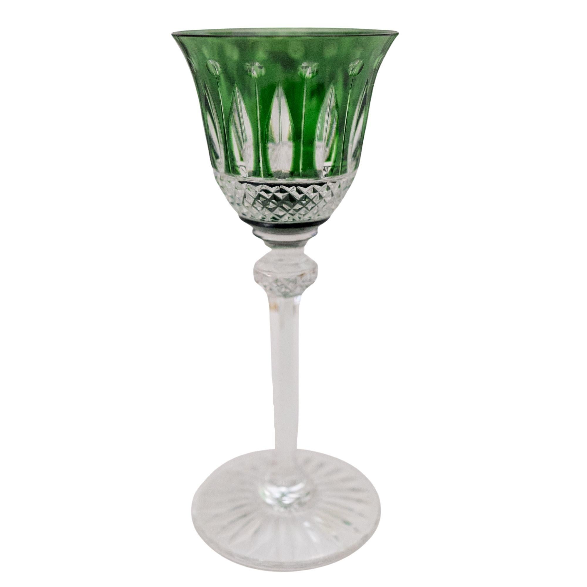 Un ensemble classique et élégant de 12 verres à vin de couleur verte vibrante provenant de l'une des meilleures usines de France, Saint Louis. Leur motif classique Tommy dans la couleur rare du vert. Veuillez consulter notre plus grand ensemble