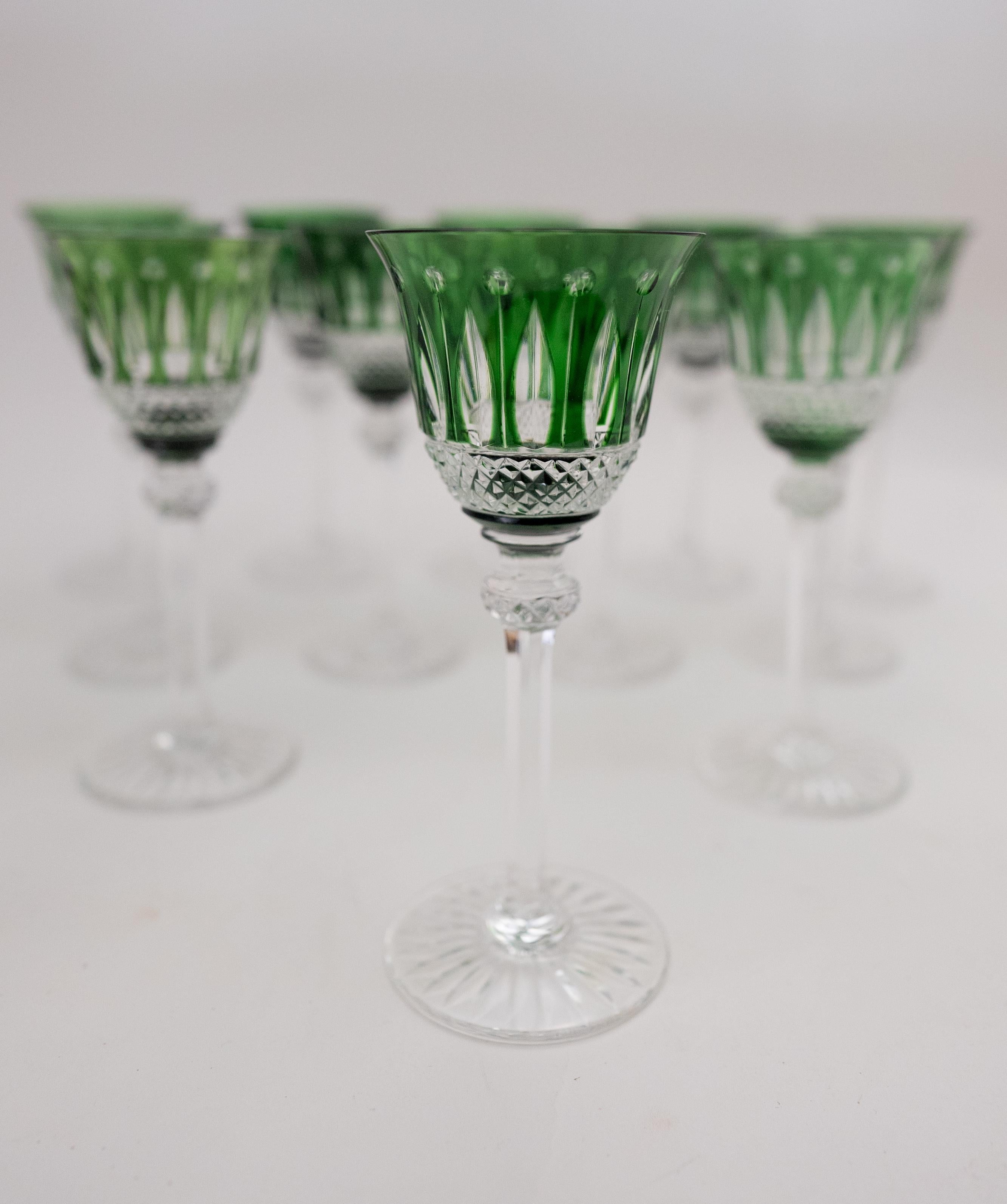 Français Ensemble de 12 verres à vin verts « Tommy » de Saint Louis, difficiles à trouver
