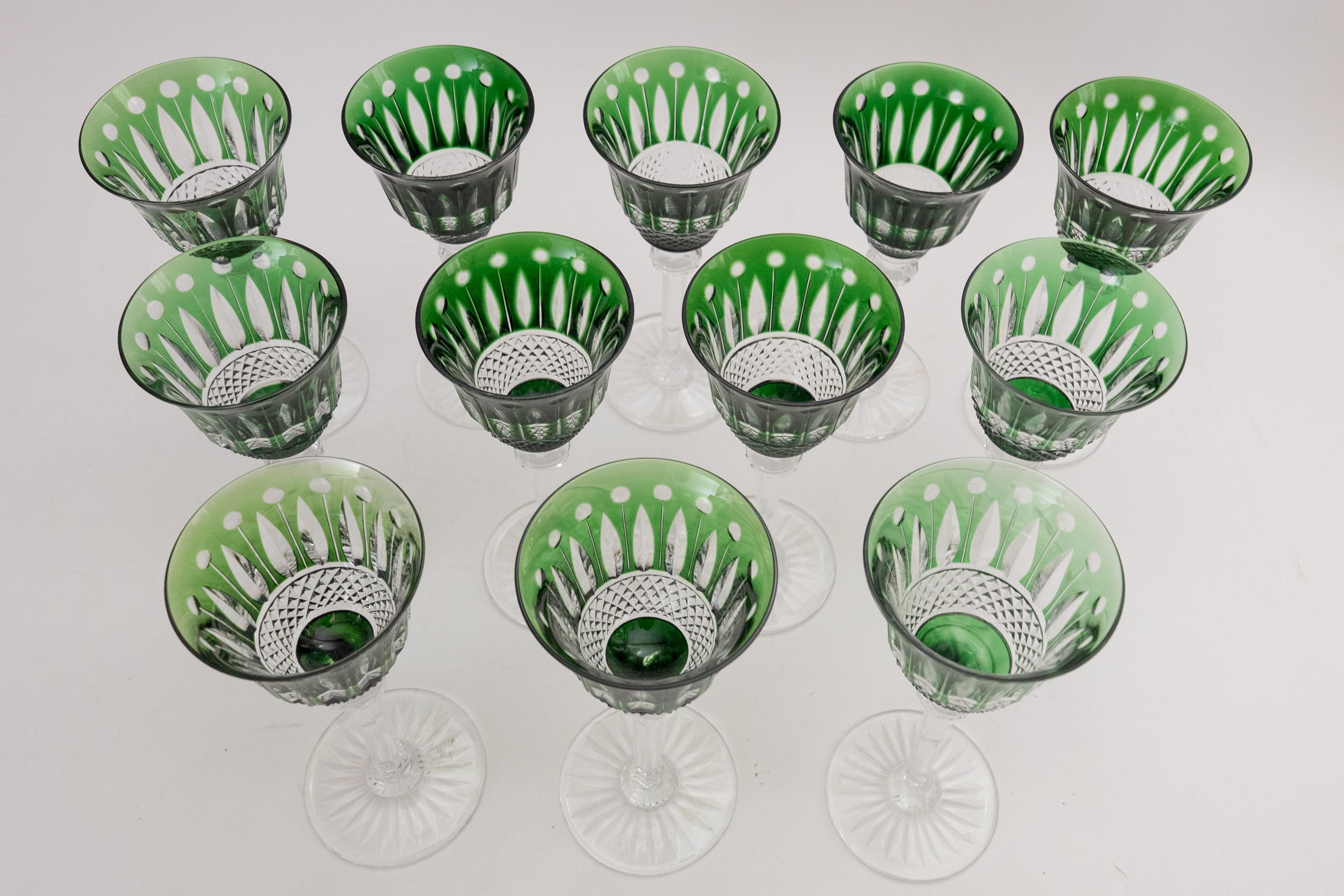 Fait main Ensemble de 12 verres à vin verts « Tommy » de Saint Louis, difficiles à trouver