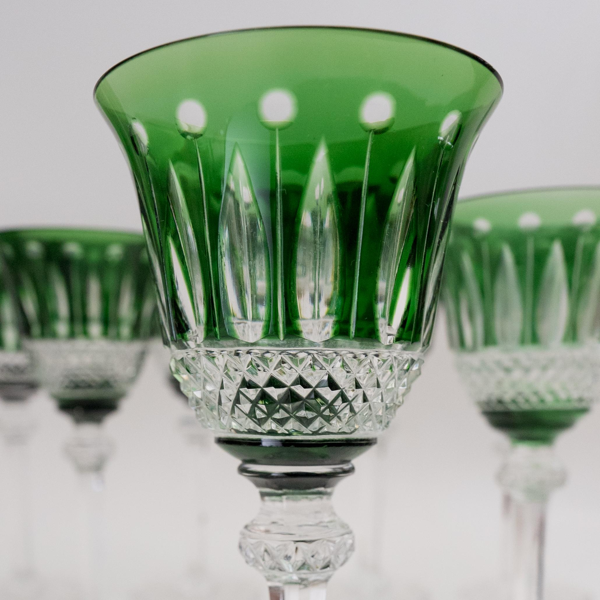 Ensemble de 12 verres à vin verts « Tommy » de Saint Louis, difficiles à trouver Bon état à West Palm Beach, FL