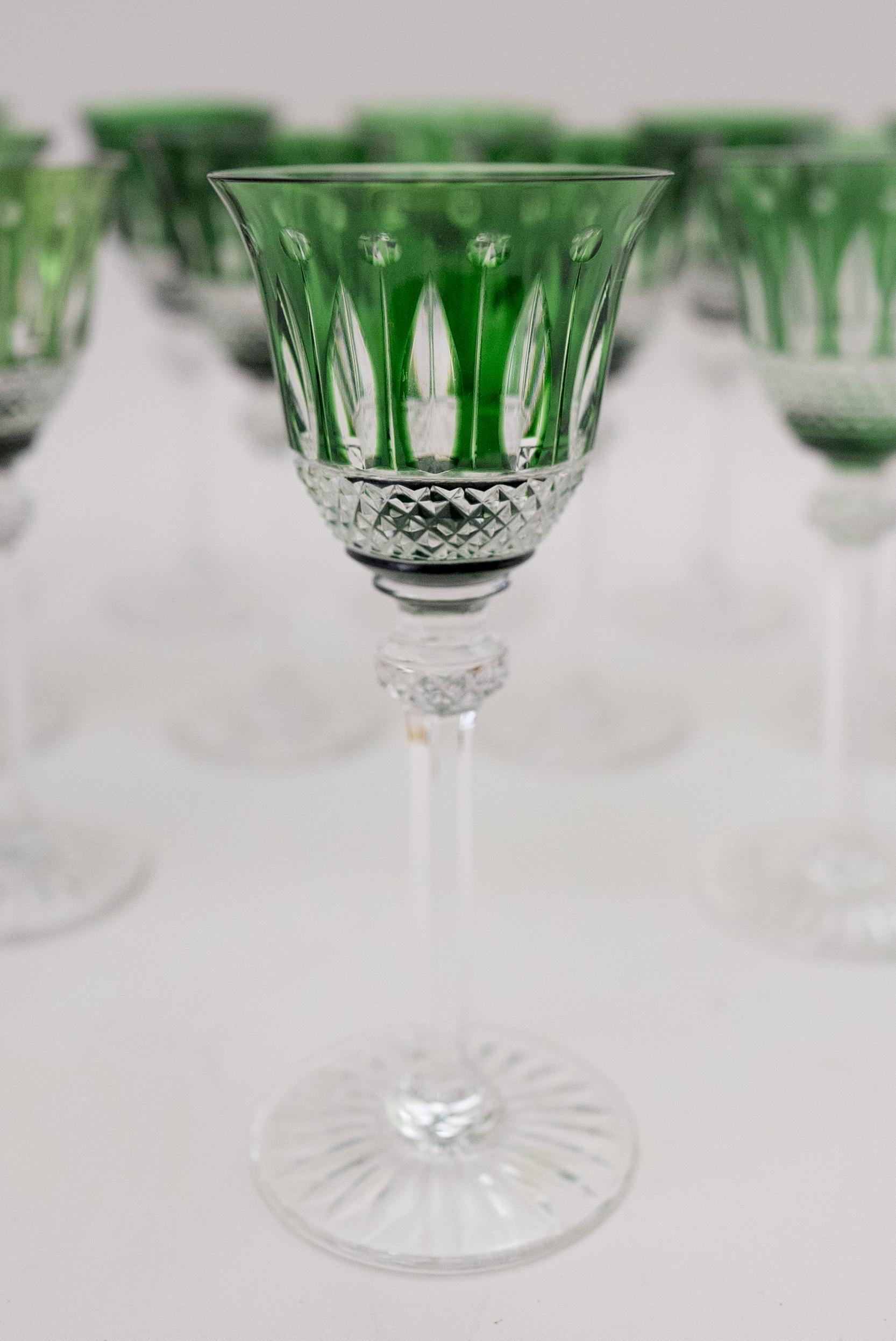 Fin du 20e siècle Ensemble de 12 verres à vin verts « Tommy » de Saint Louis, difficiles à trouver