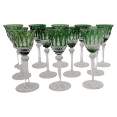 Ensemble de 12 verres à vin verts « Tommy » de Saint Louis, difficiles à trouver