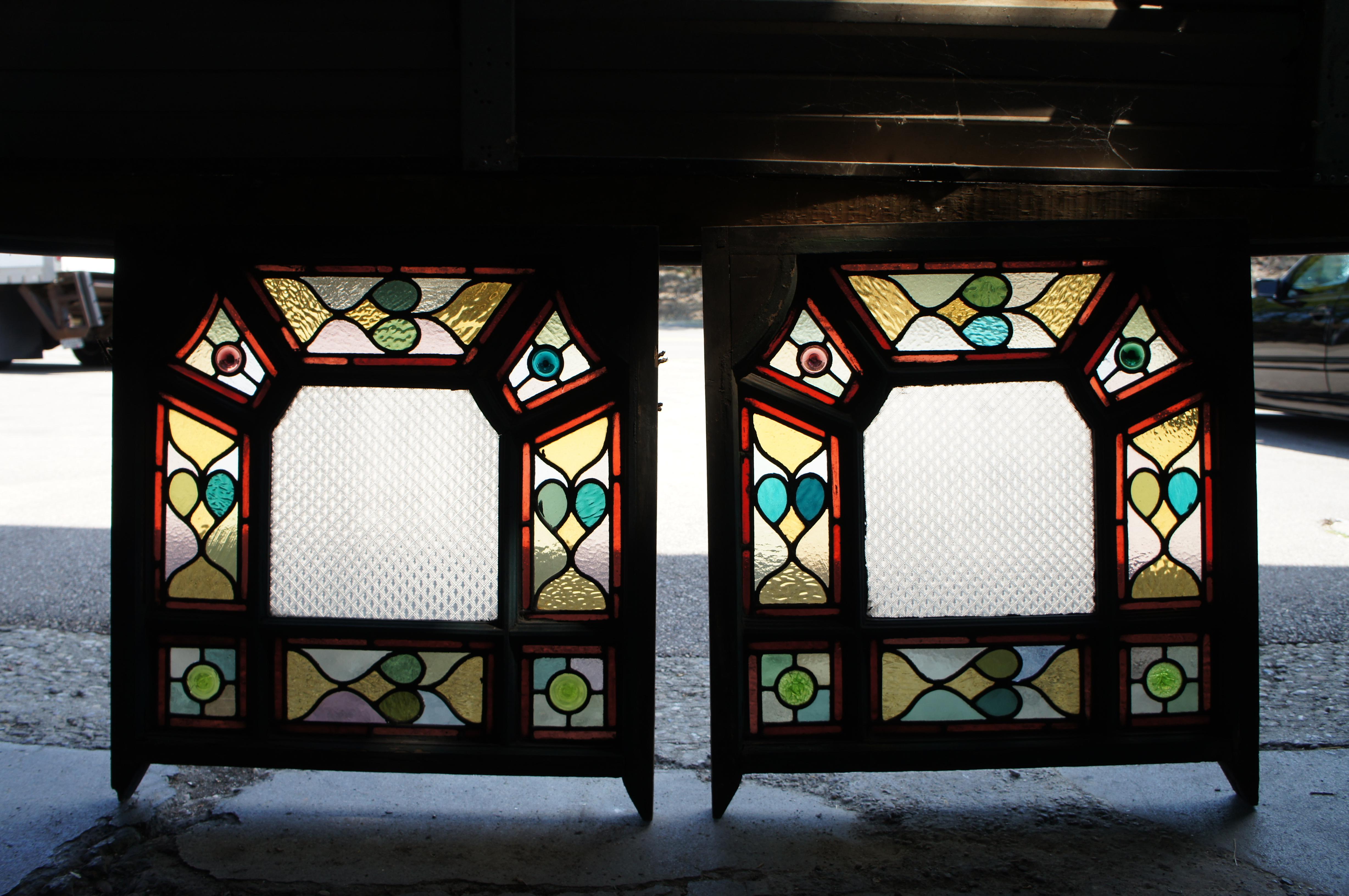 XX secolo Set di 14 vetrate antiche inglesi vittoriane ad arco, geometriche e con piombo in vendita