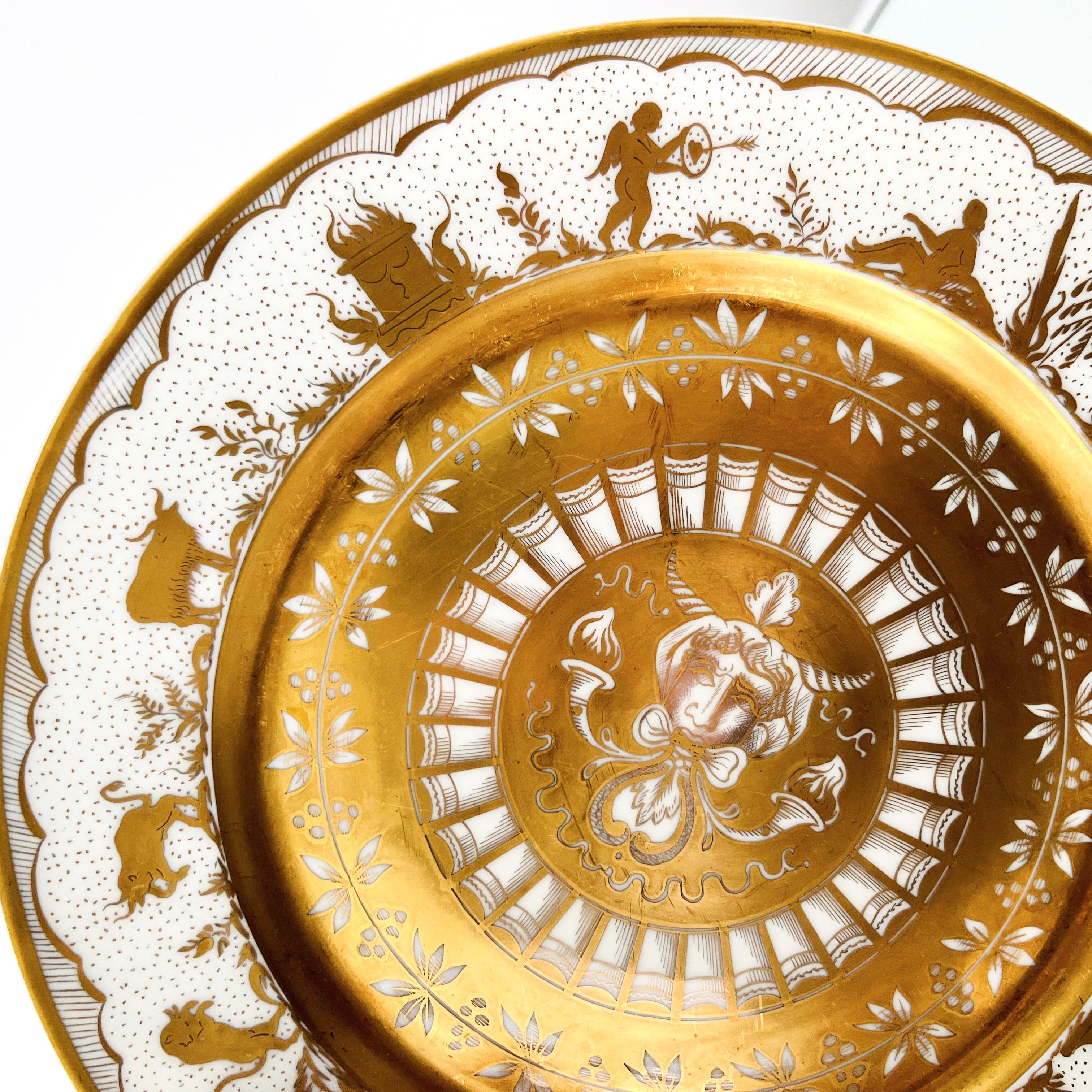 Milieu du XXe siècle Lot de 14 assiettes en porcelaine Le Tallec peintes à la main avec motifs de mythologie grecque en or  en vente