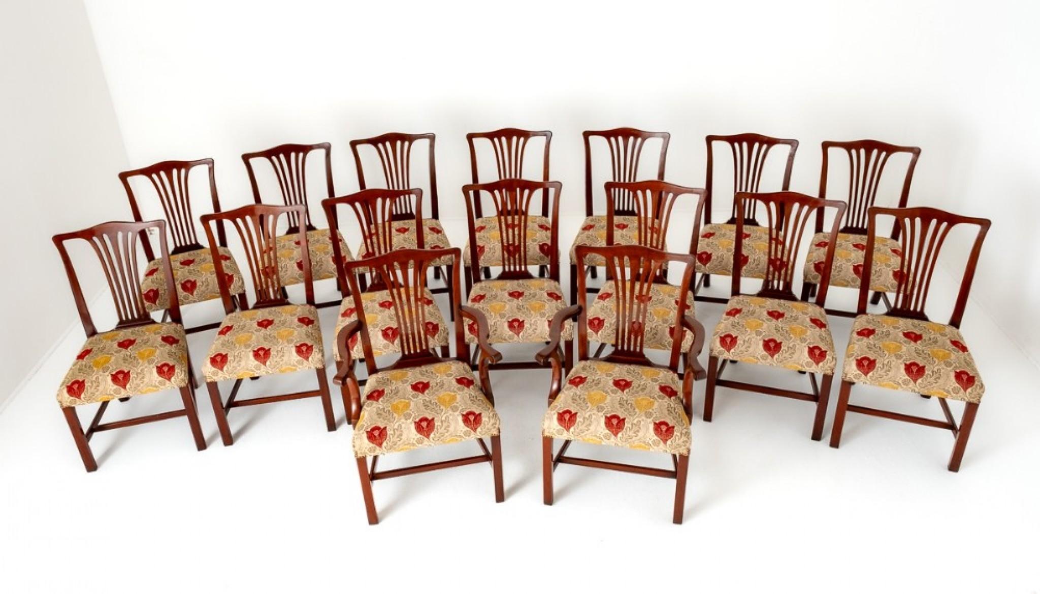 Ensemble de 16 (14 + 2) chaises de salle à manger en acajou de style Chippendale.
Ces chaises reposent sur des pieds carrés avec un cadre en 
