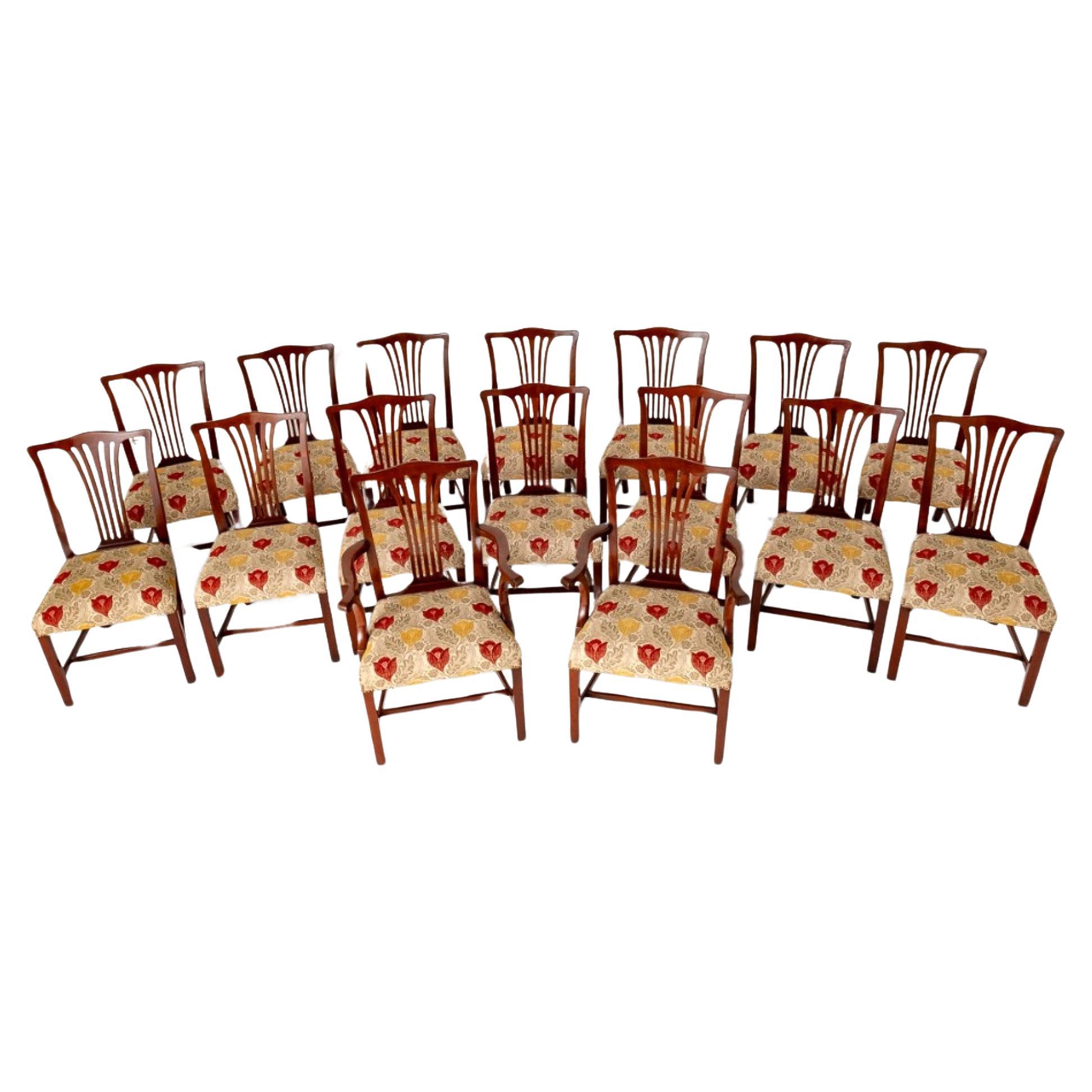 Ensemble 16 chaises de salle à manger Chippendale en acajou