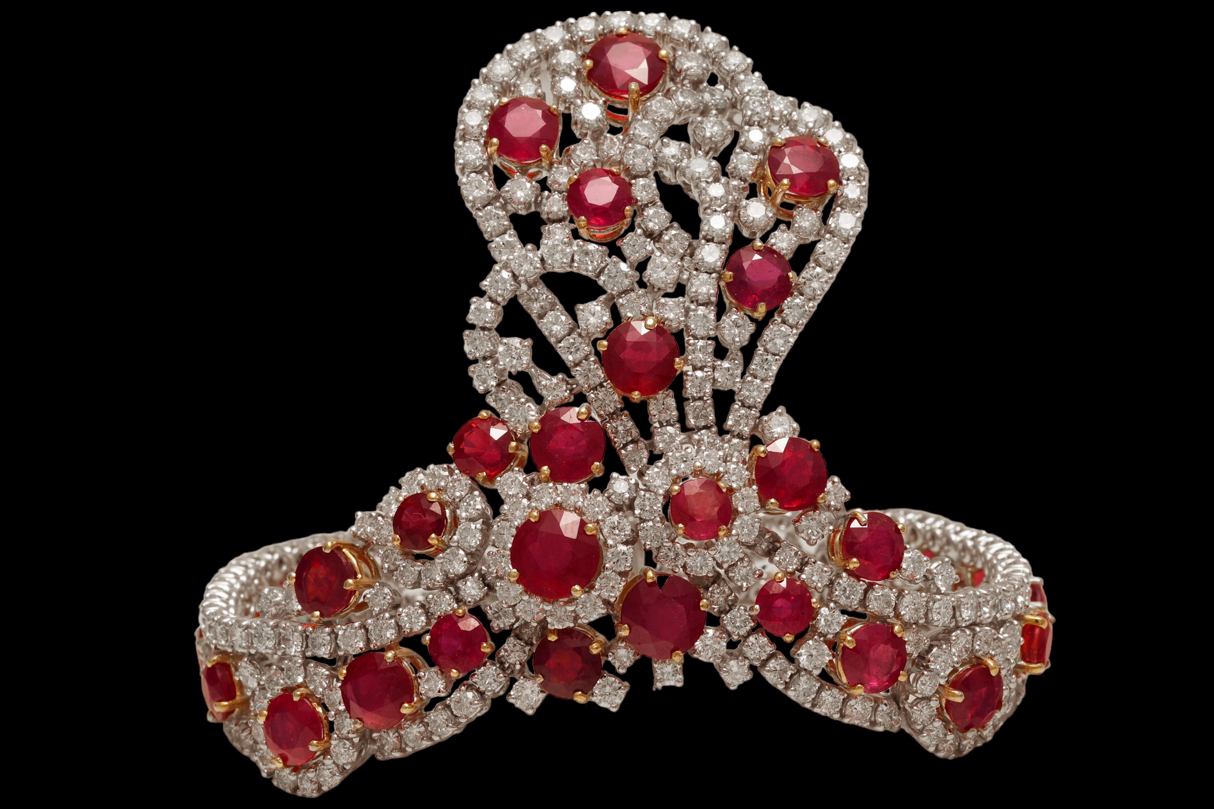 Set 18 kt. Gold Necklace, Earring, Ring, Bracelet, 116Ct Rubies & 105Ct Diamonds For Sale 7