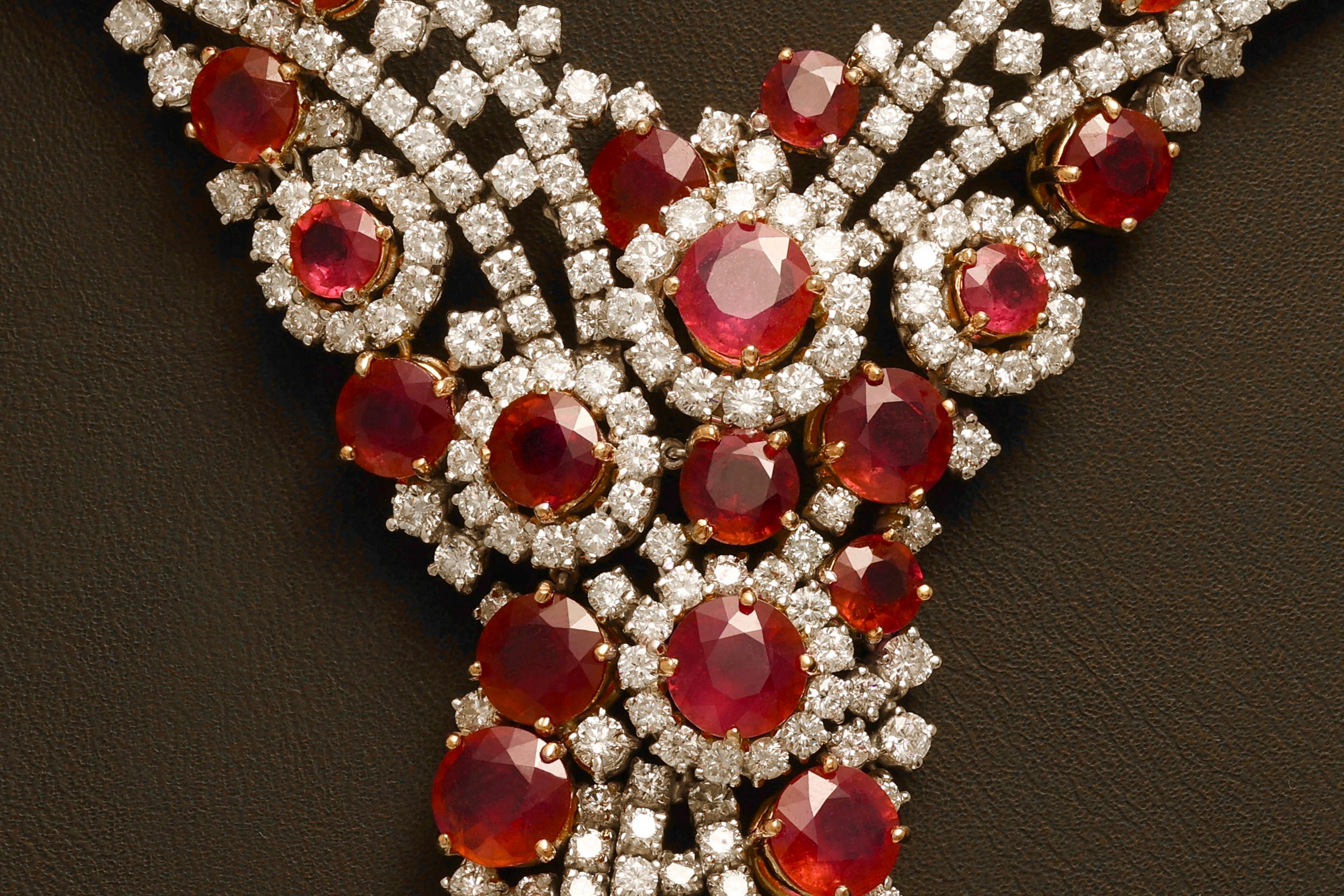 Set 18 kt. Gold Necklace, Earring, Ring, Bracelet, 116Ct Rubies & 105Ct Diamonds For Sale 2