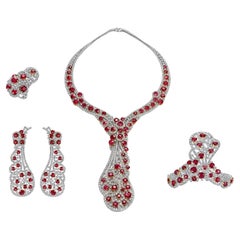 Ensemble 18 kt. Collier, boucle d'oreille, bague, bracelet en or, rubis 116 carats et diamants 105 carats