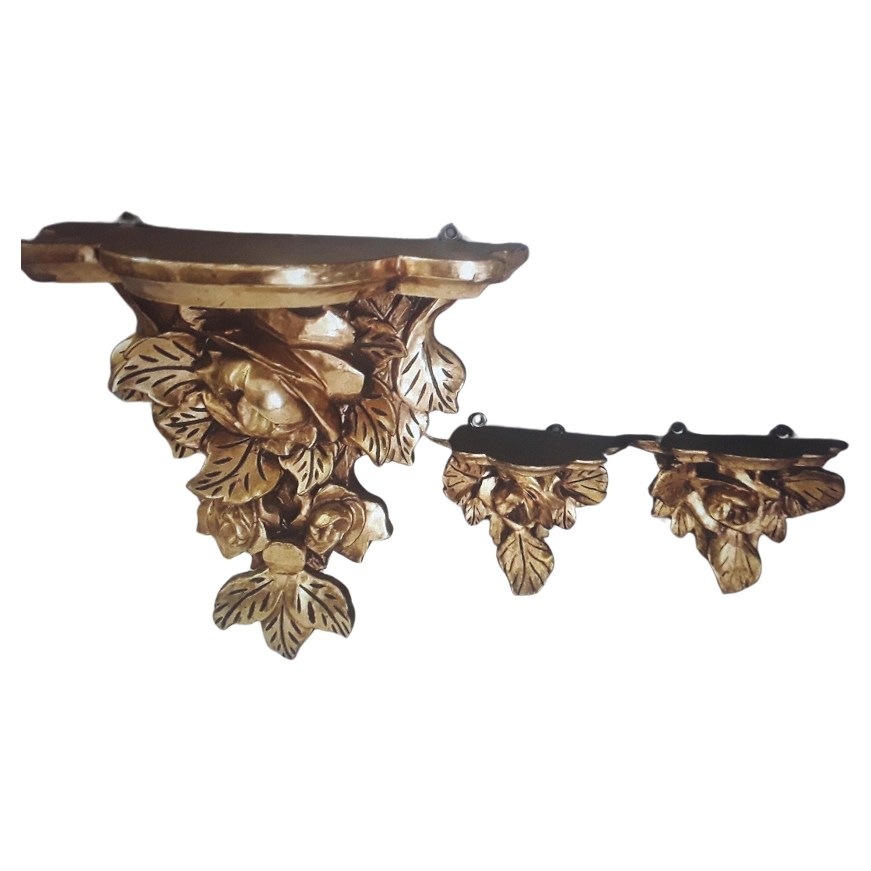 Juego de 3 [1 grande y un par de pequeños] Estantes/soportes de pared de madera dorada tallada italiana de 1920. Este es el dorado de calidad realmente alta. Motivo 