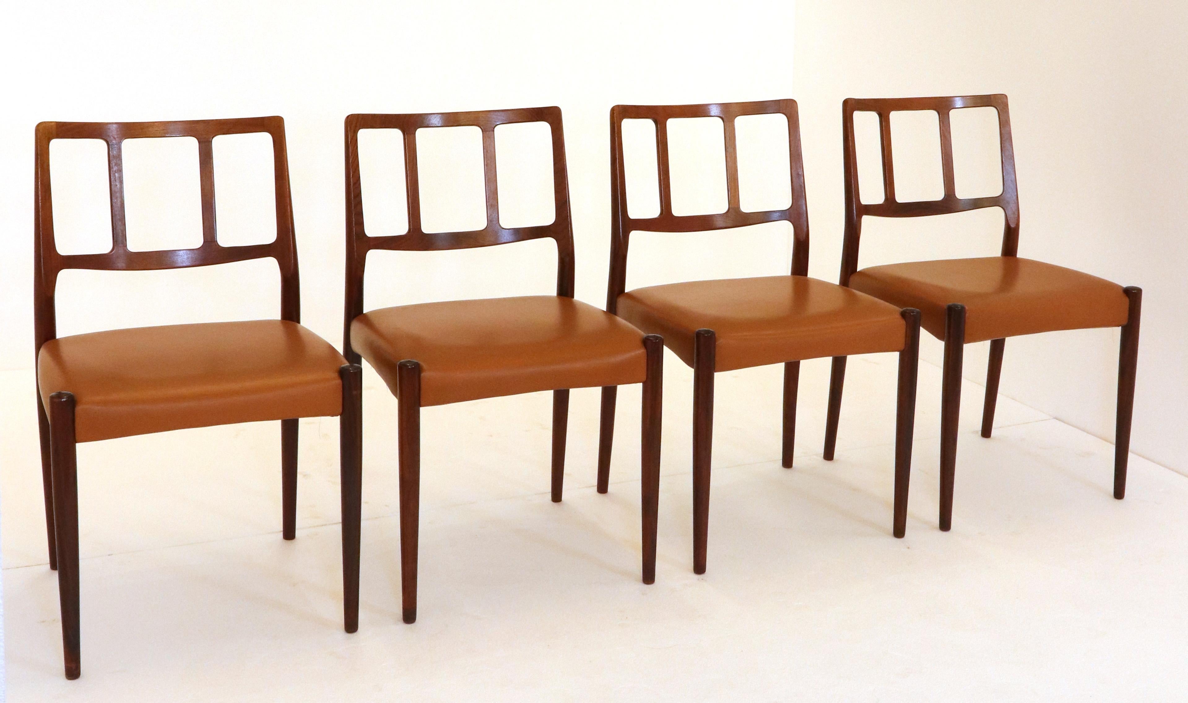 Chaises de style Mid-Century Modern des années 1950, composées d'une structure en teck de couleur bois foncé et d'une assise en cuir orange. Conçu par Johannes Andersen pour Uldum Mobelfabrik. 7171 Uldum. Une chaise a une éraflure et une autre une