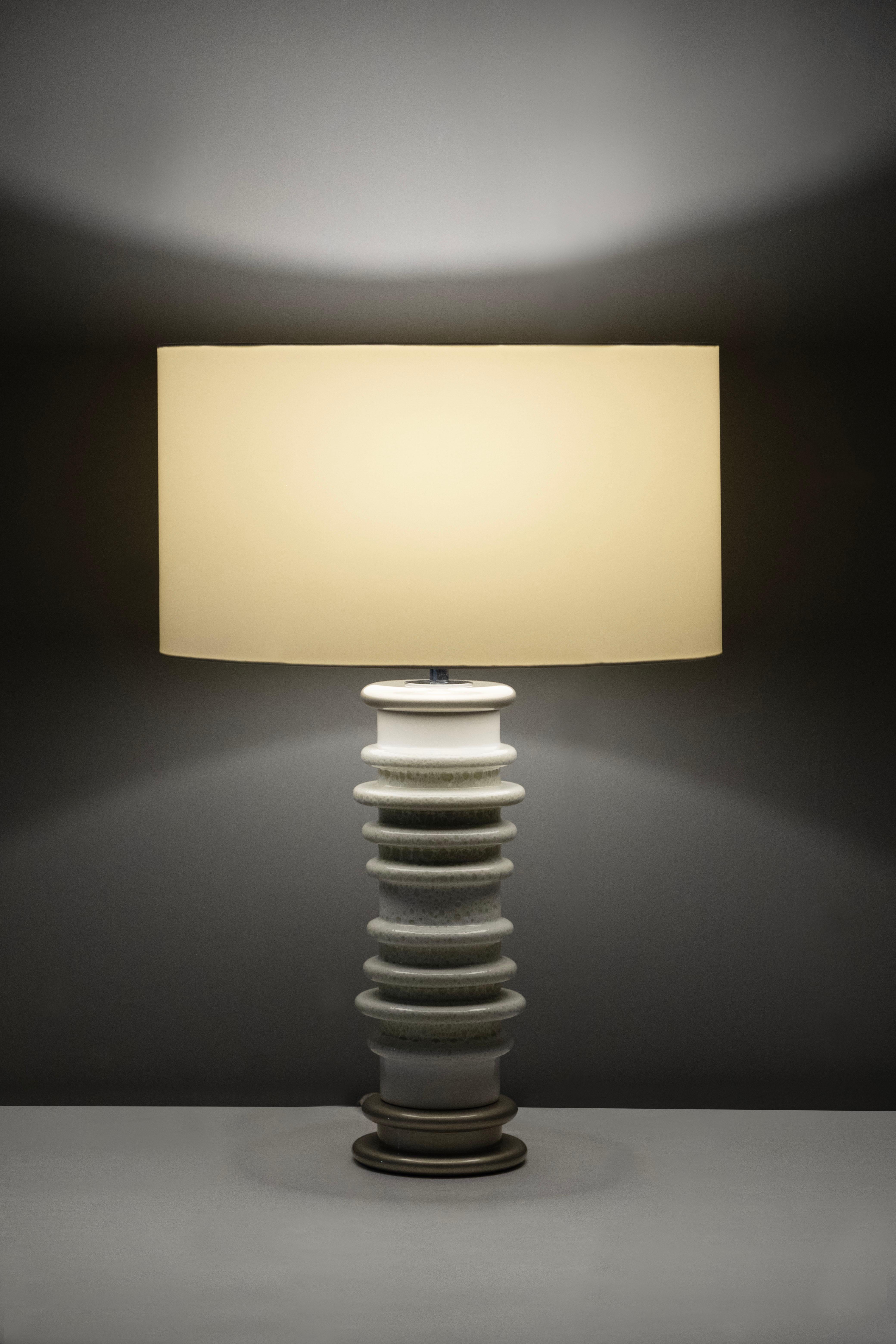 Lot de 2 lampes de table Gomes, Collection S, fabriquées à la main au Portugal - Europe par GF Modern.

Gomes est une lampe de table élégante et un complément attrayant pour une maison moderne. La base en céramique blanche avec des détails en bronze