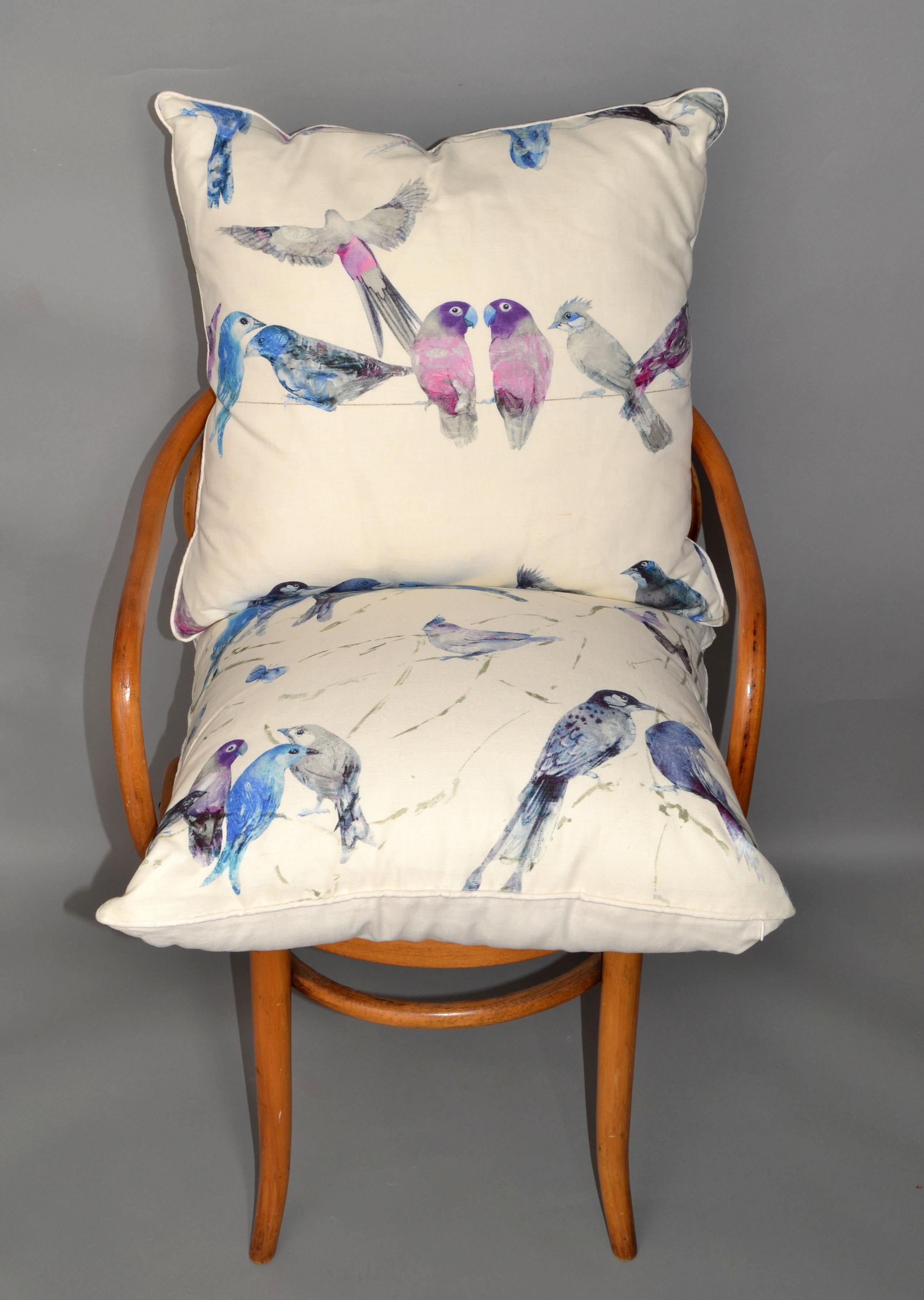 Set di 2 cuscini in tessuto di lino con uccelli blu e lilla riempiti di piuma d'oca Mid-Century Modern in vendita 2