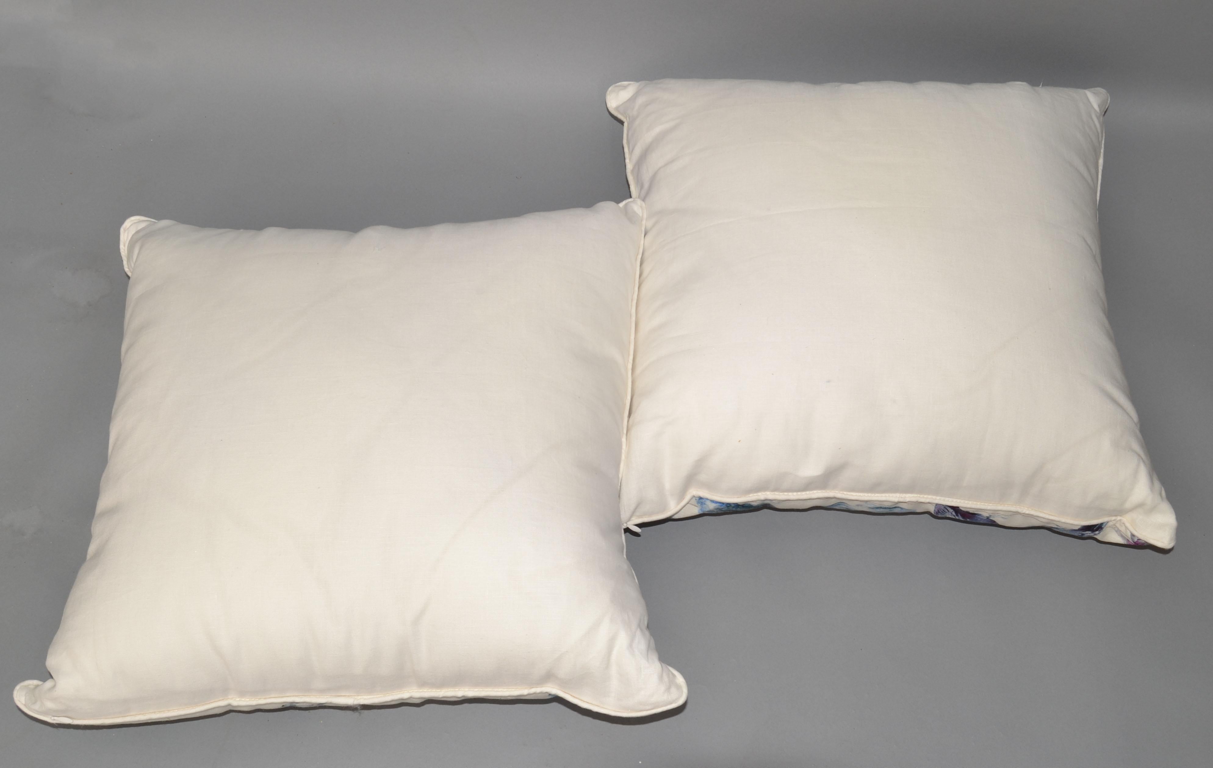 Set di 2 cuscini in tessuto di lino con uccelli blu e lilla riempiti di piuma d'oca Mid-Century Modern in vendita 3