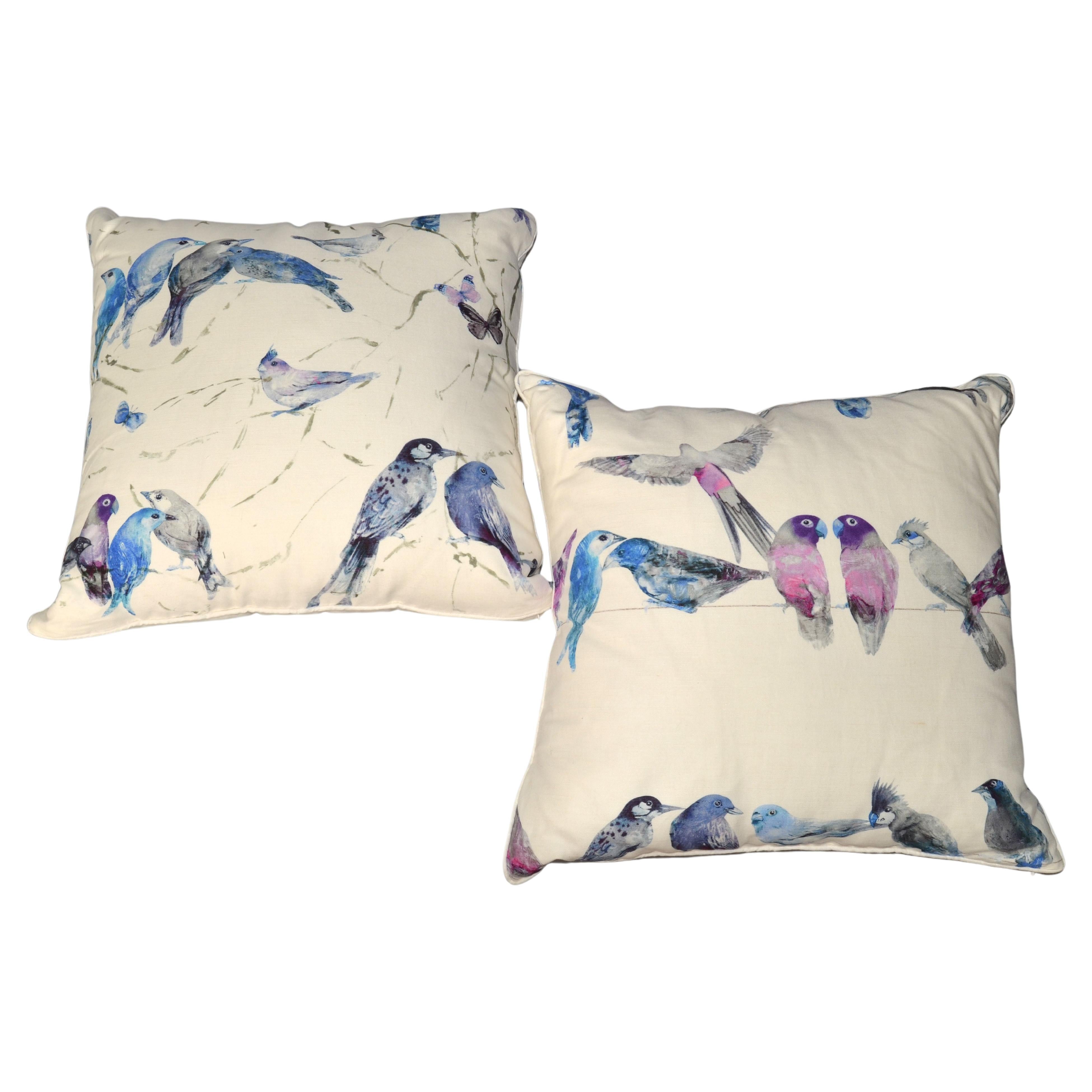 Set di 2 cuscini in lino belga con motivo a uccellini blu e lilla, in tessuto imbottito di piuma d'oca, in stile Mid-Century Modern.
Cuscino completo, imbottito con piuma d'oca e chiusura con la classica cerniera invisibile. 
Resistente sia per gli