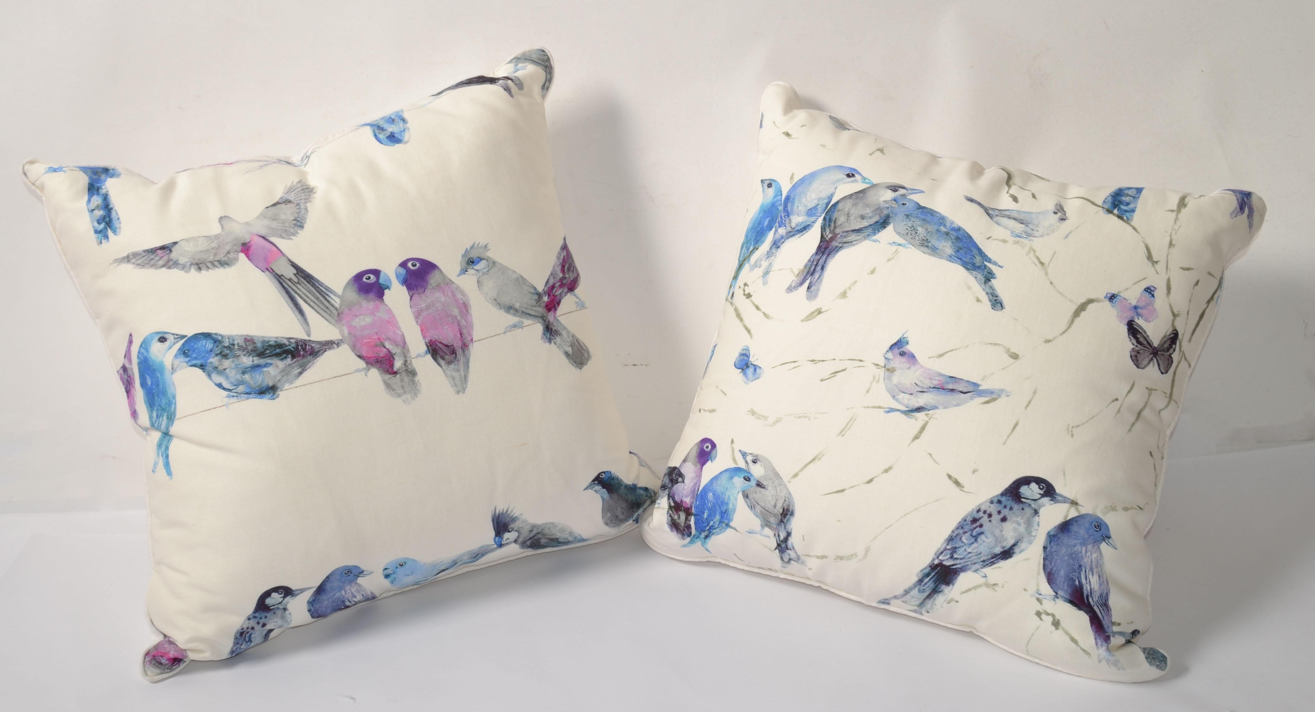 Fatto a mano Set di 2 cuscini in tessuto di lino con uccelli blu e lilla riempiti di piuma d'oca Mid-Century Modern in vendita