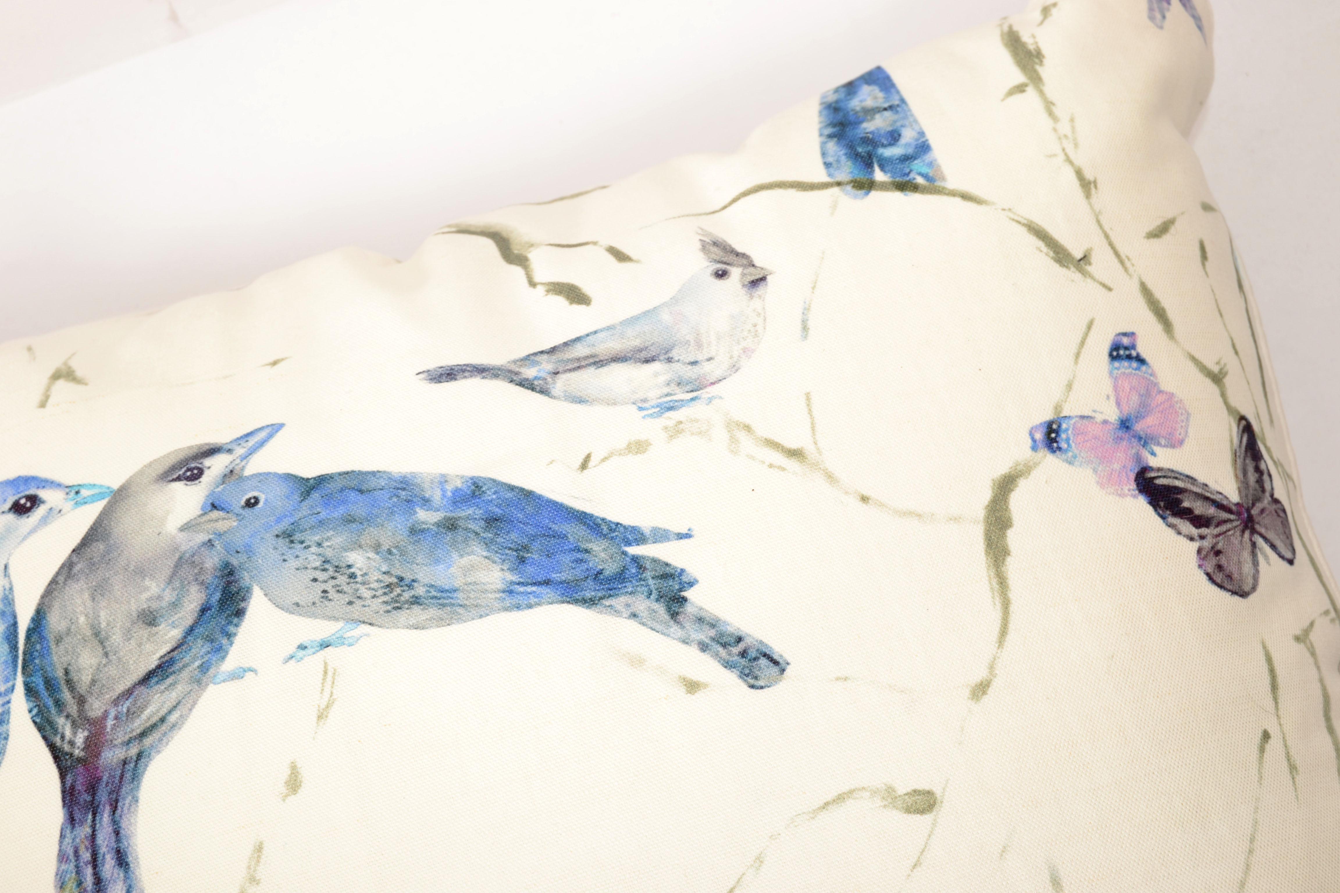 Set di 2 cuscini in tessuto di lino con uccelli blu e lilla riempiti di piuma d'oca Mid-Century Modern In condizioni buone in vendita a Miami, FL