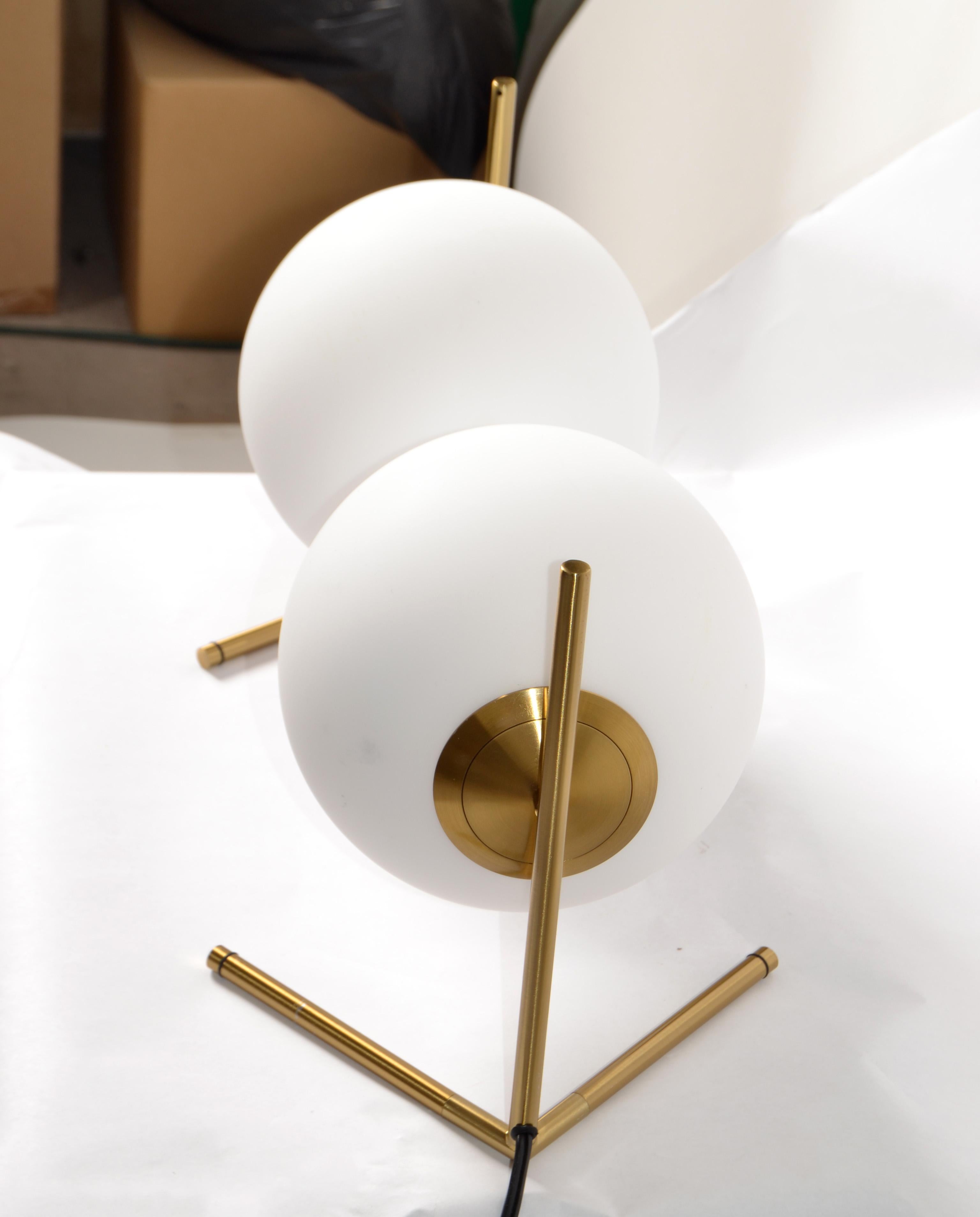 Set aus 2 Messingkugel-Tischlampen oder Schreibtischlampen aus mattiertem Kugelglas, Stilnovo-Stil im Angebot 2