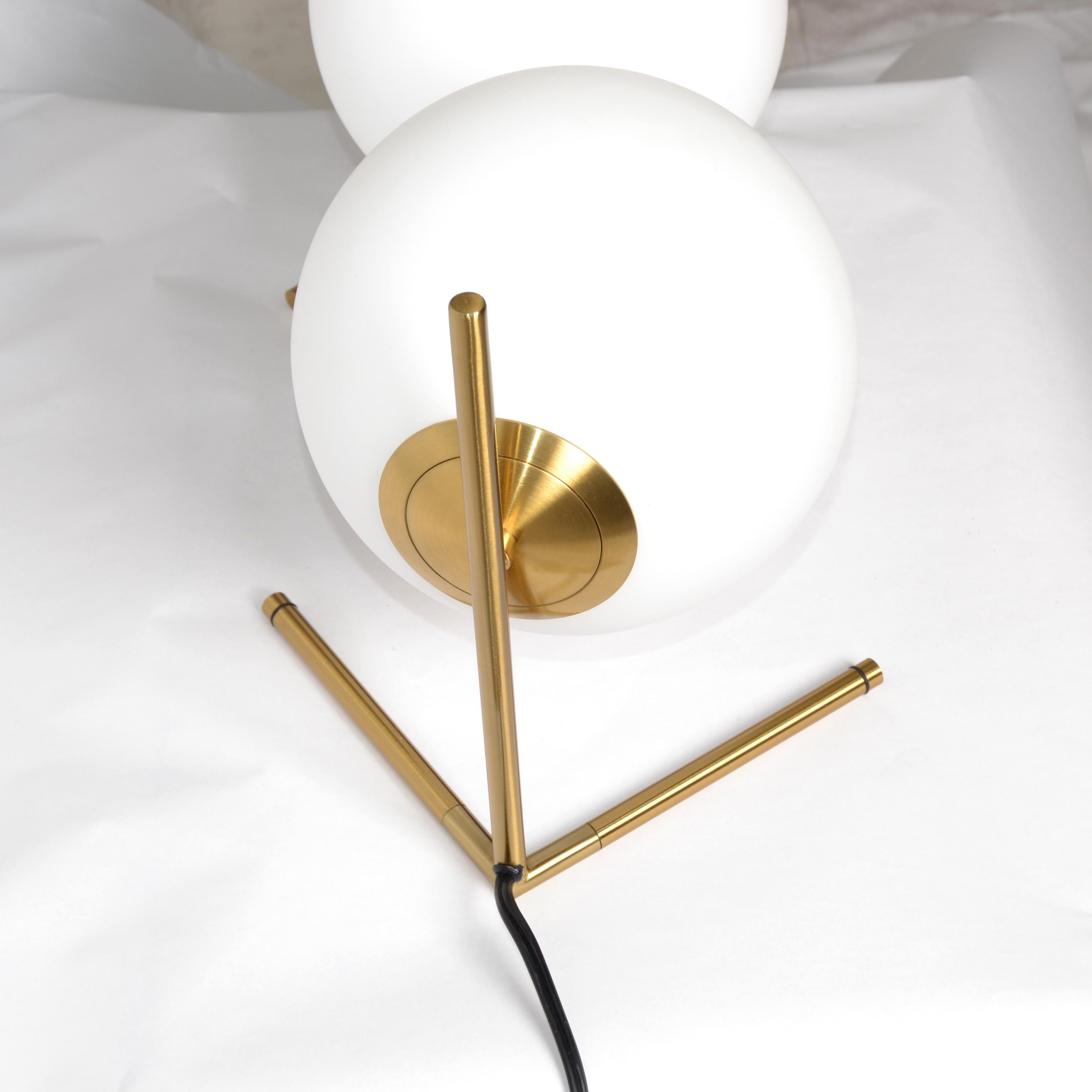 Ensemble de 2 lampes de table ou lampes de bureau en forme de sphère en laiton dépoli en verre de style Stilnovo en vente 3